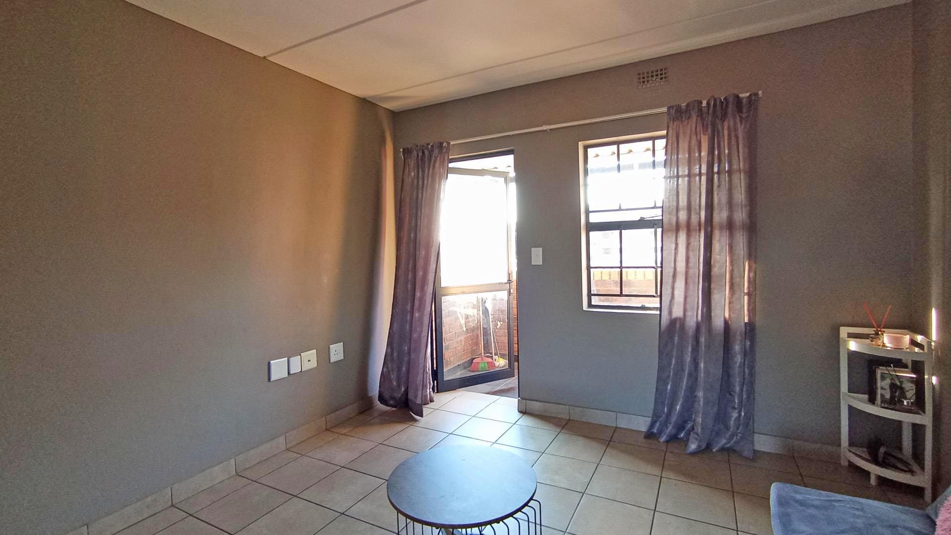 Lounges - 15 square meters of property in Montana Tuine