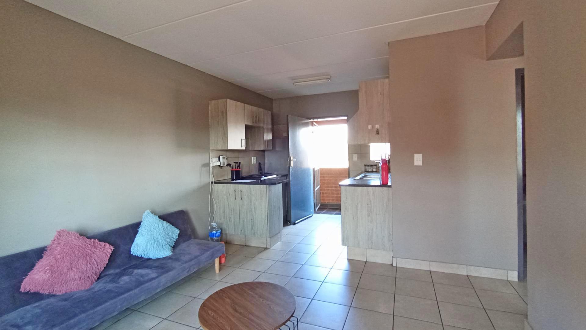 Lounges - 15 square meters of property in Montana Tuine