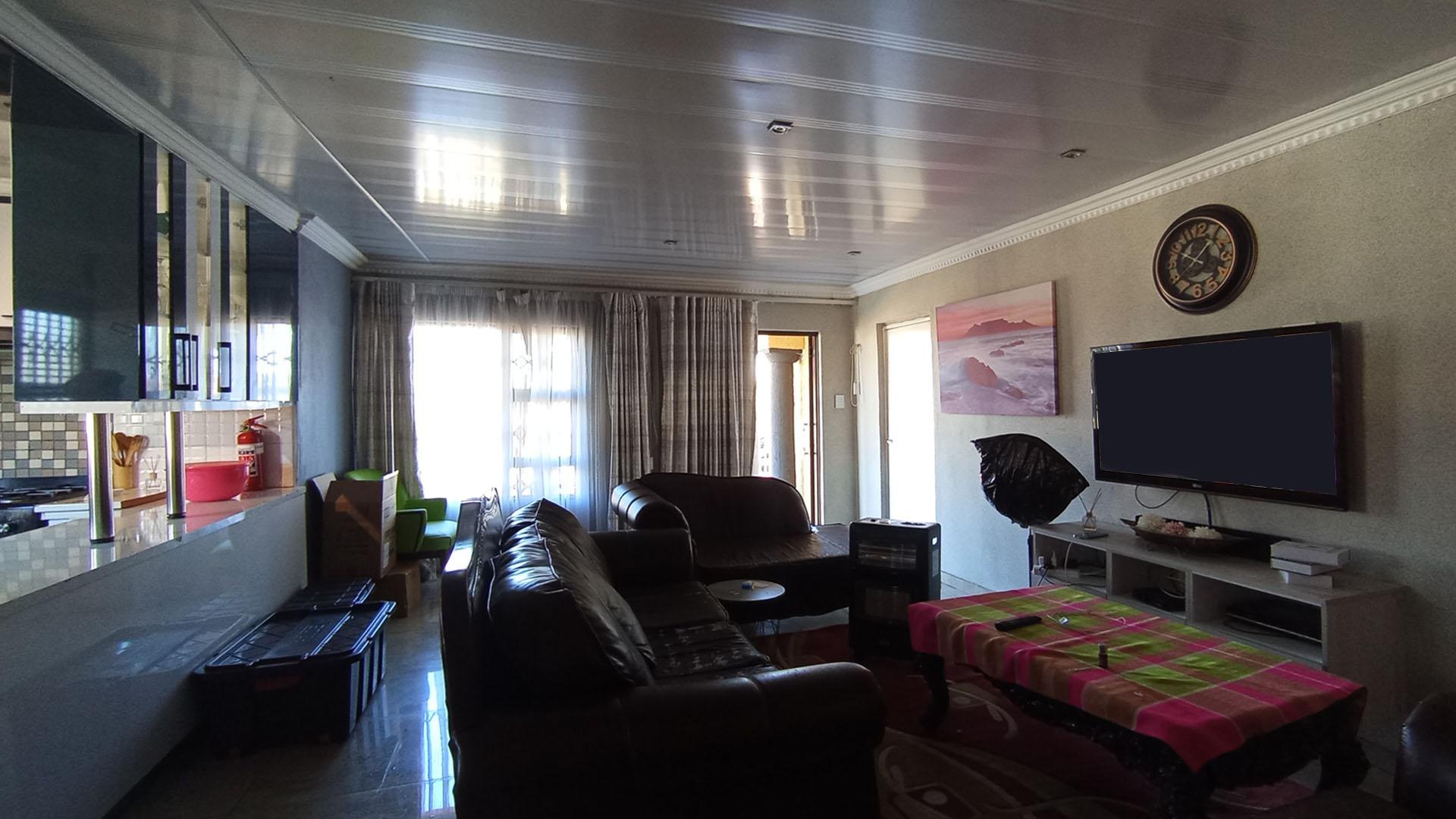 Lounges - 29 square meters of property in Soshanguve