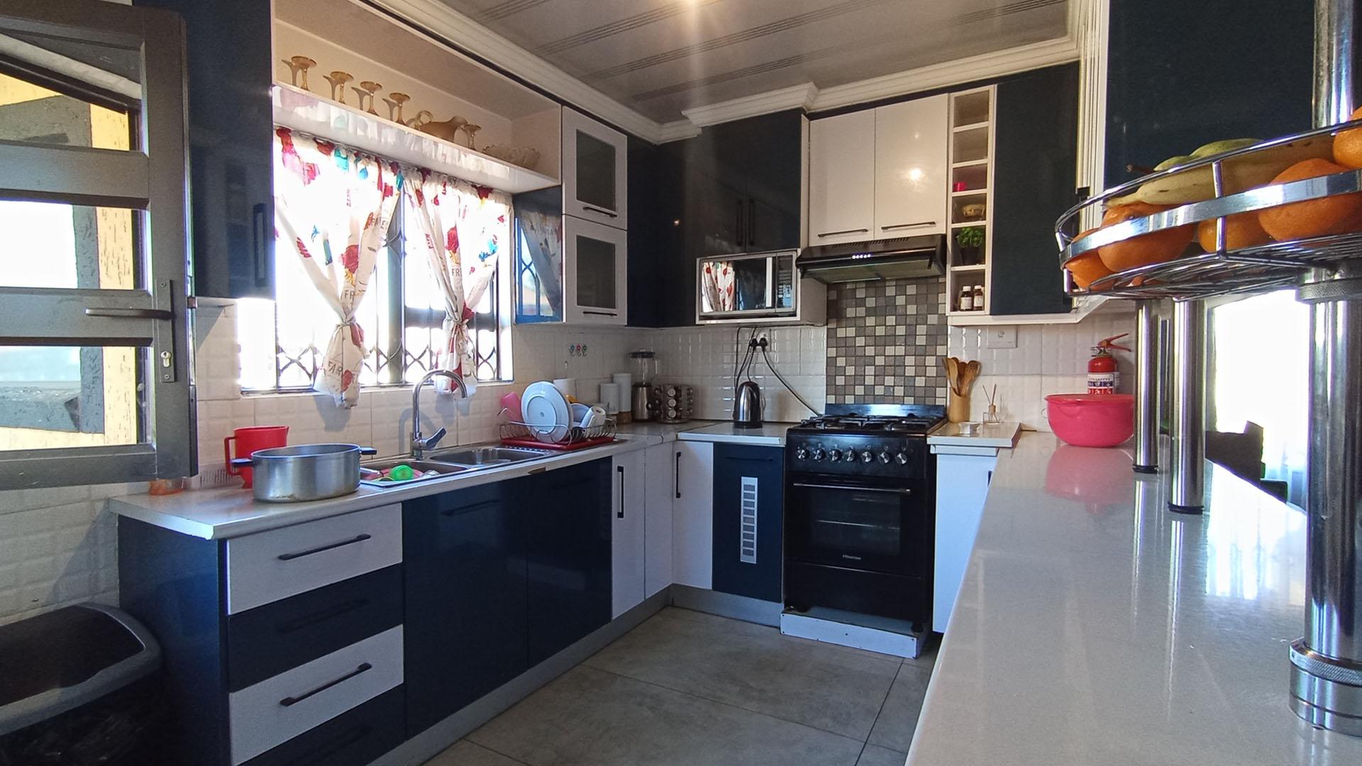 Kitchen - 12 square meters of property in Soshanguve