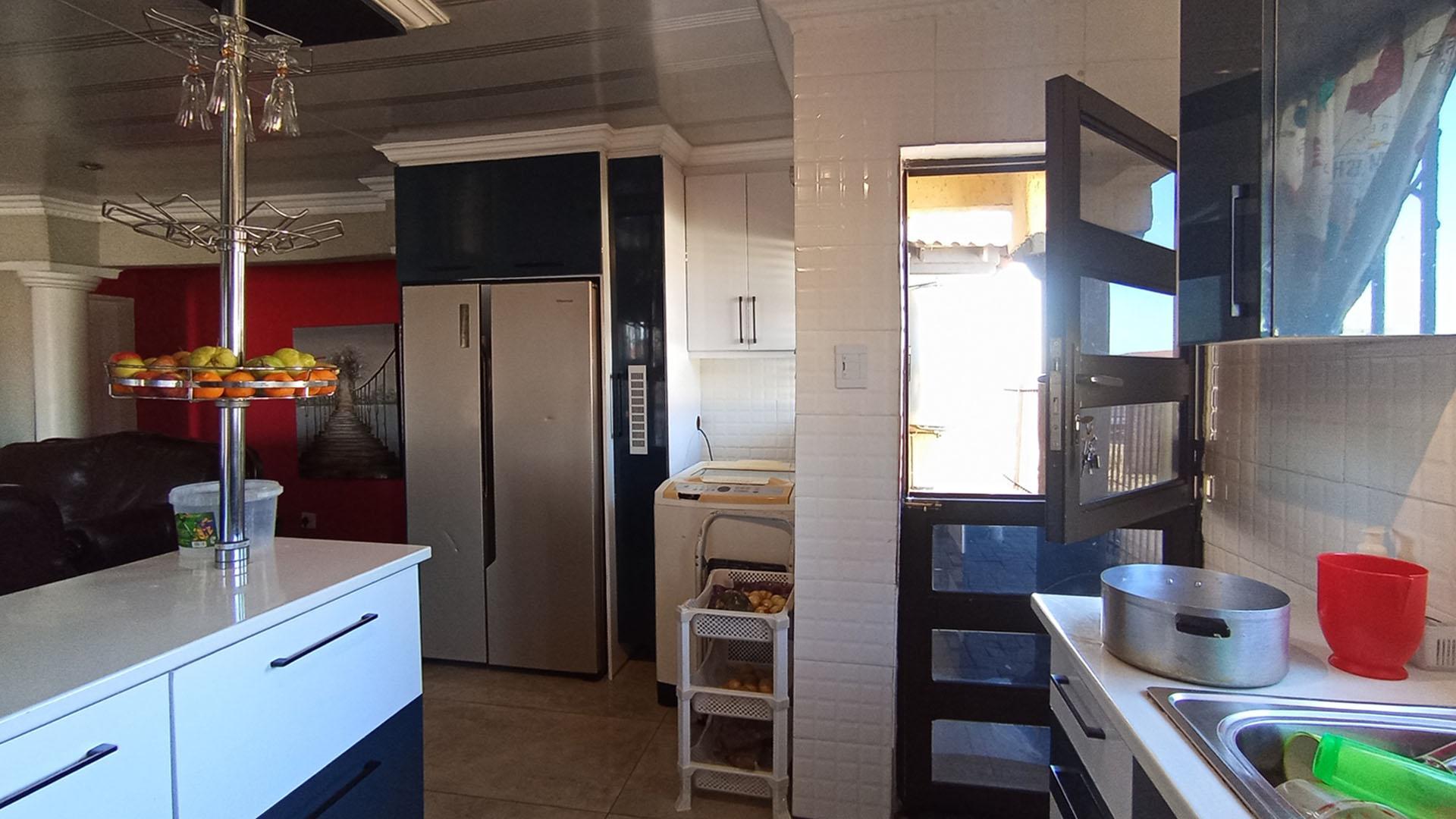 Kitchen - 12 square meters of property in Soshanguve