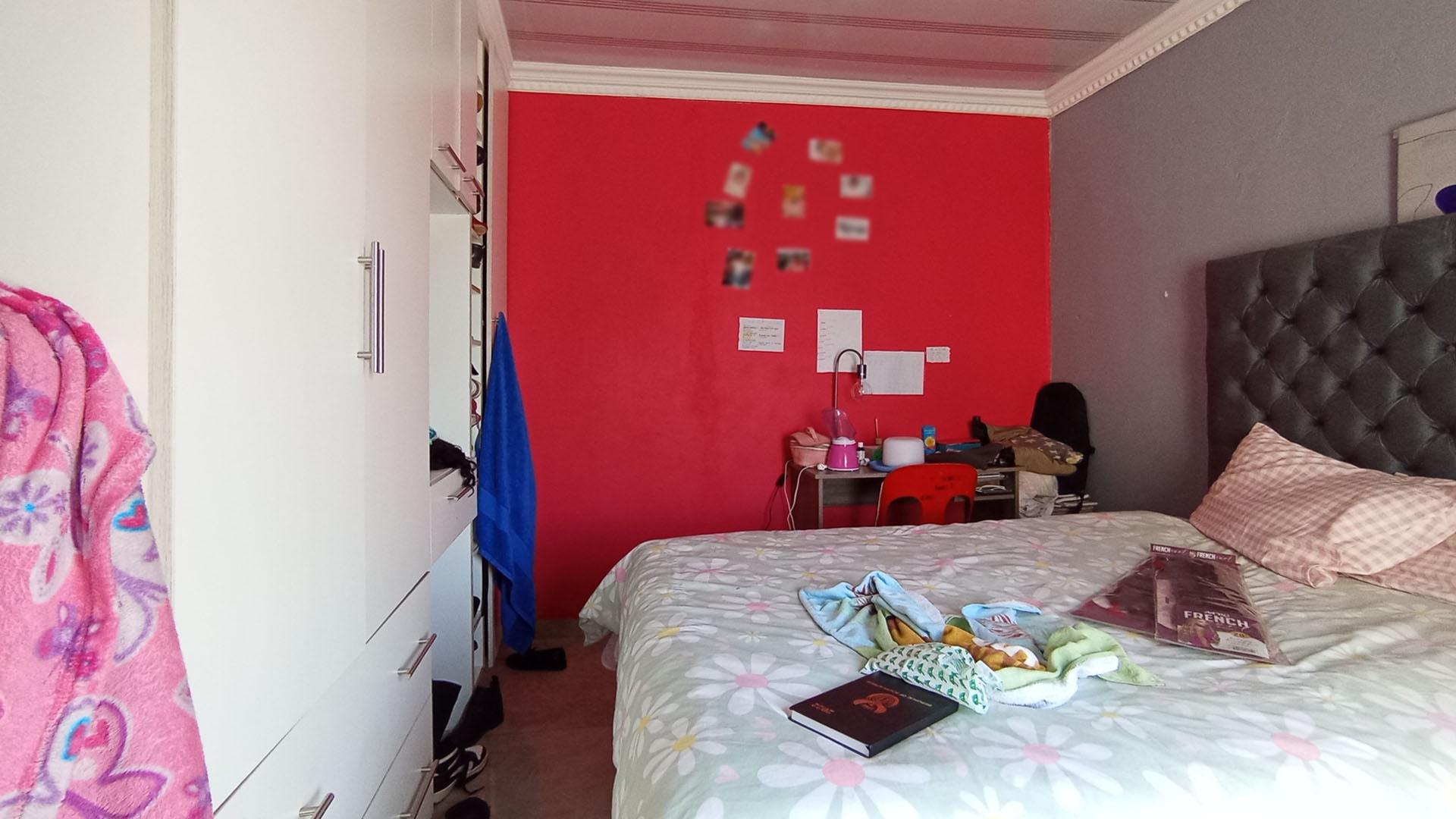 Bed Room 1 - 13 square meters of property in Soshanguve