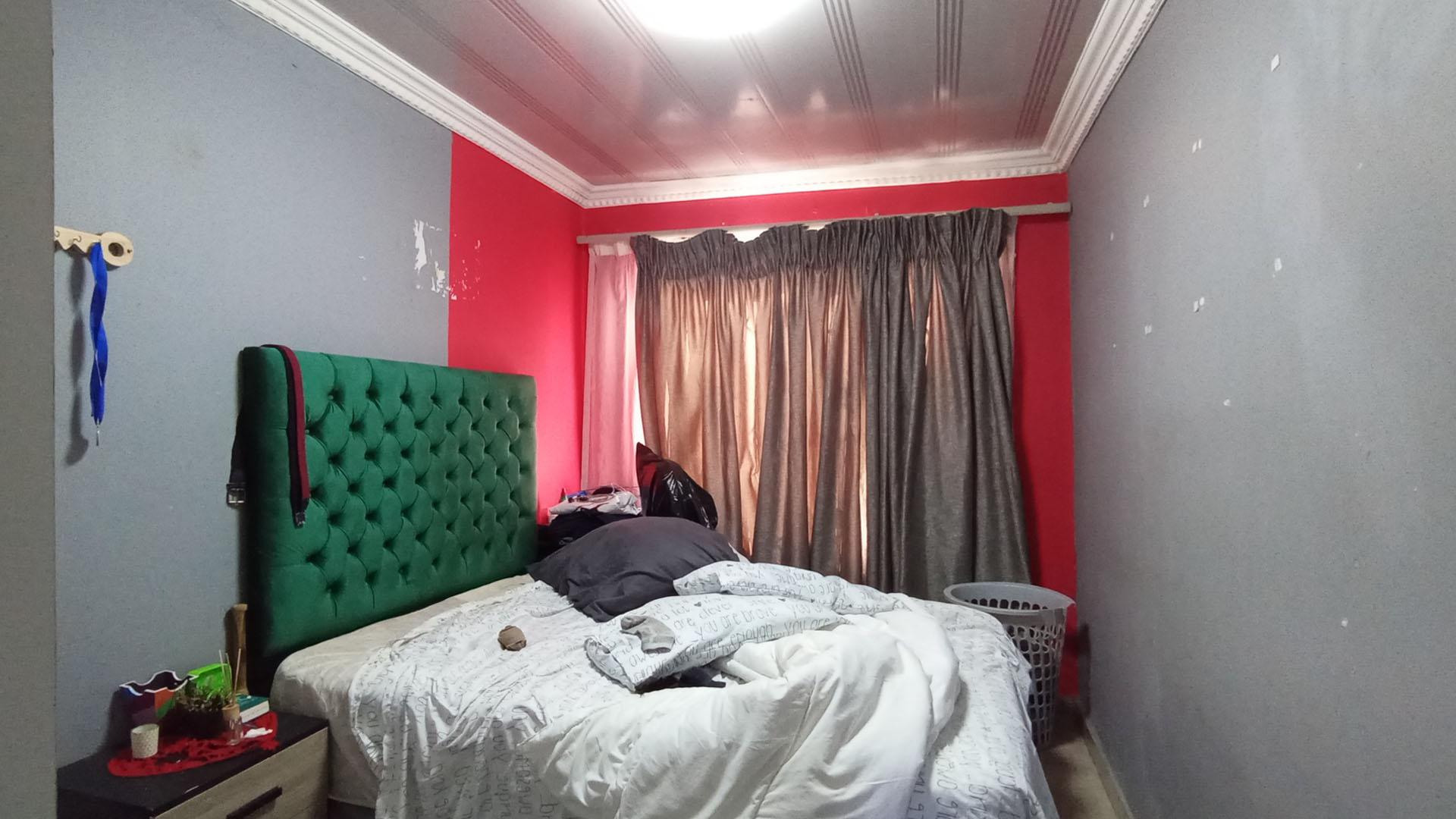 Bed Room 2 - 11 square meters of property in Soshanguve