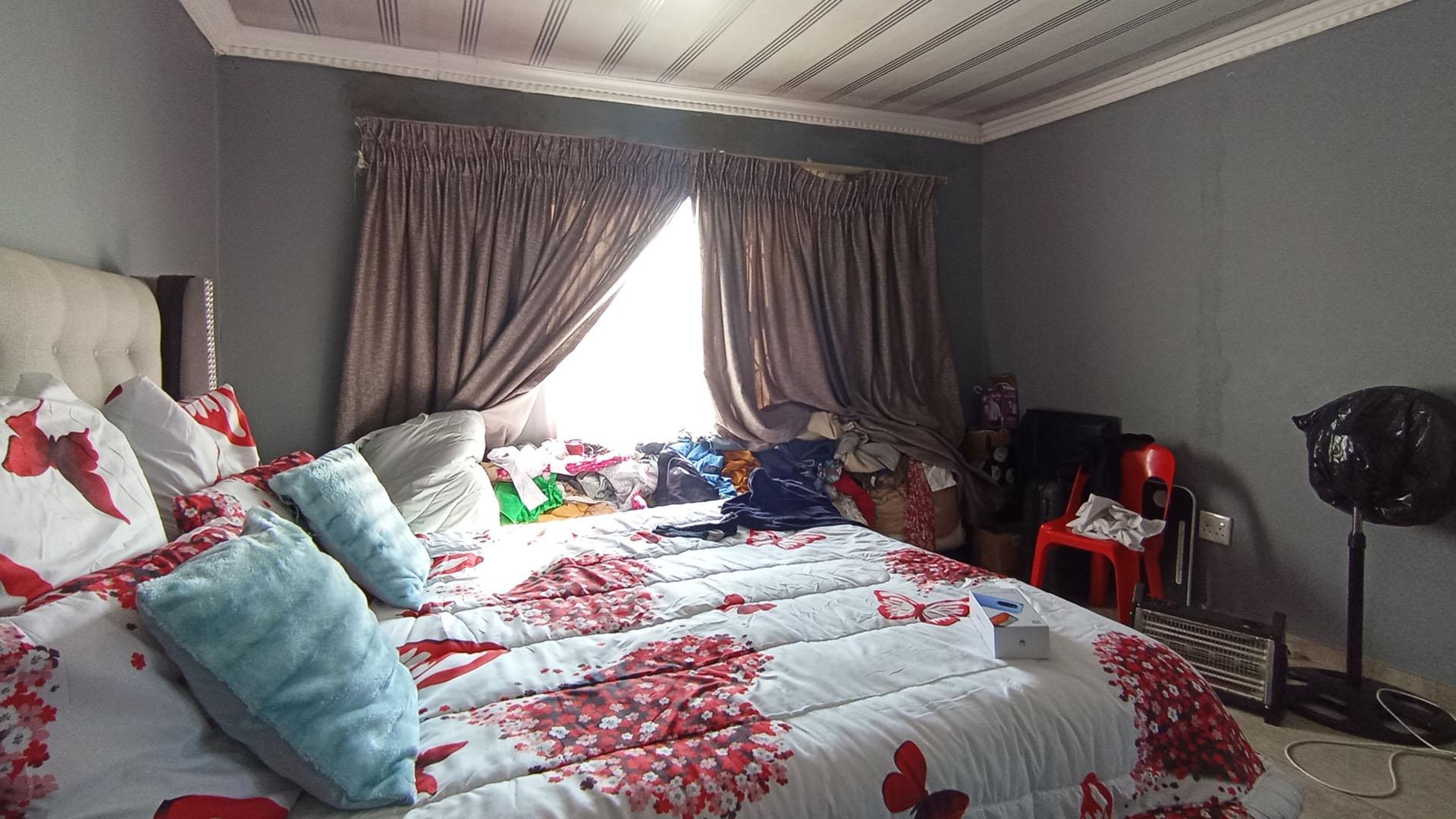 Bed Room 3 - 17 square meters of property in Soshanguve