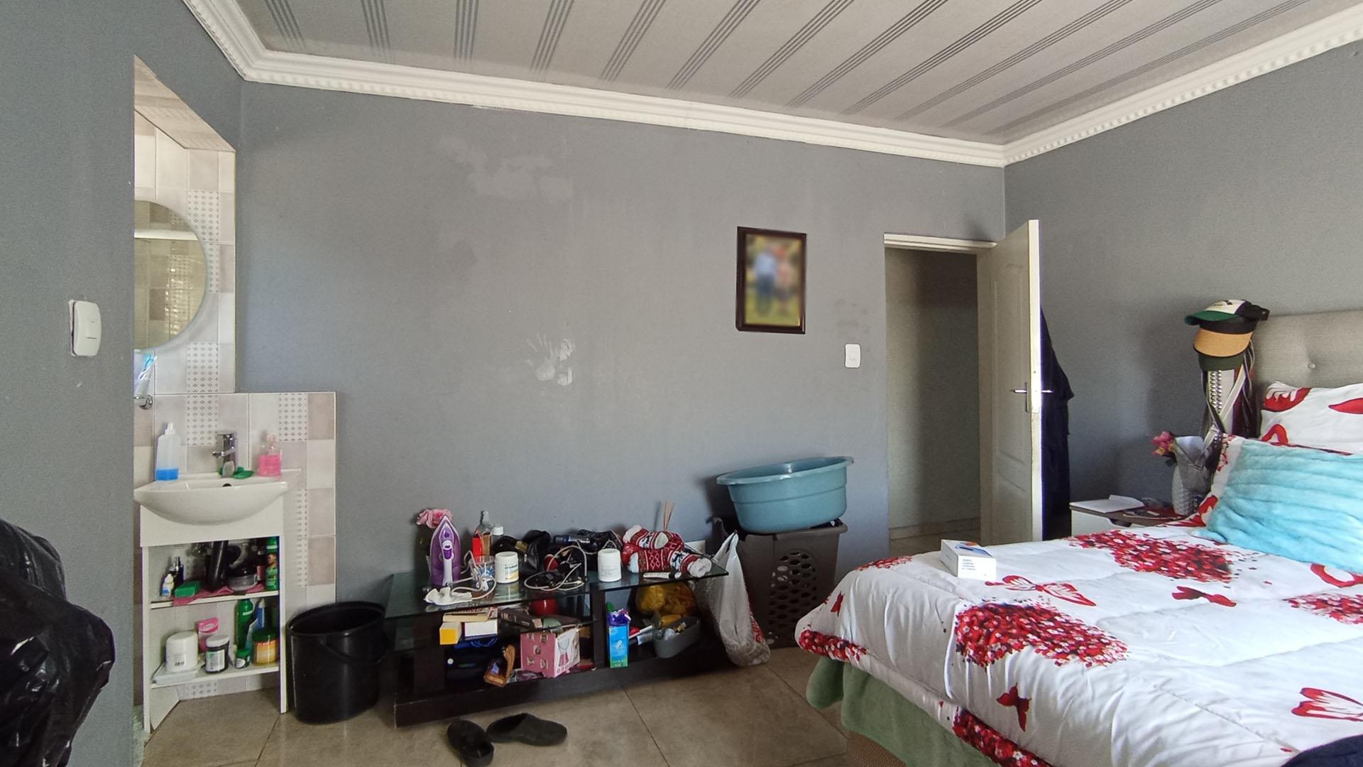 Bed Room 3 - 17 square meters of property in Soshanguve