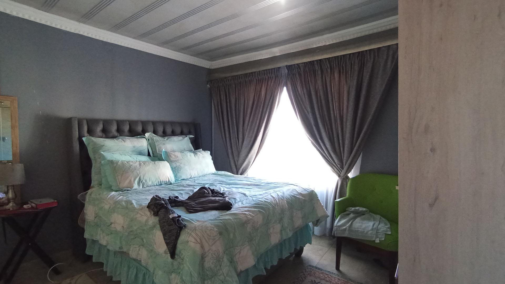 Main Bedroom - 16 square meters of property in Soshanguve