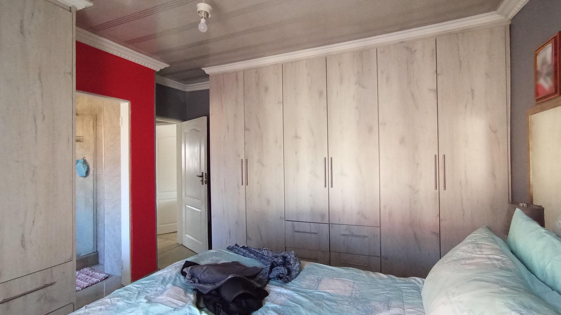 Main Bedroom - 16 square meters of property in Soshanguve