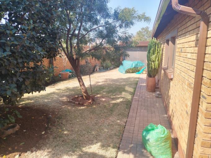 3 Bedroom Simplex for Sale For Sale in Willow Park Manor - MR682928