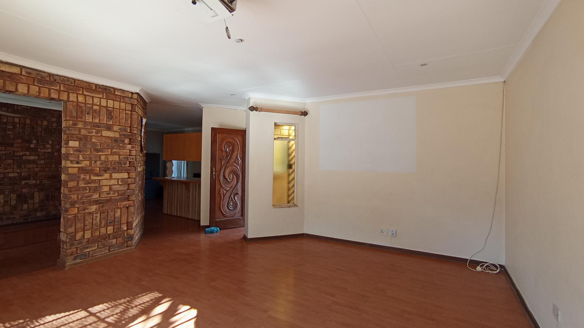 TV Room - 28 square meters of property in Theresapark