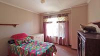 Bed Room 1 - 11 square meters of property in Theresapark