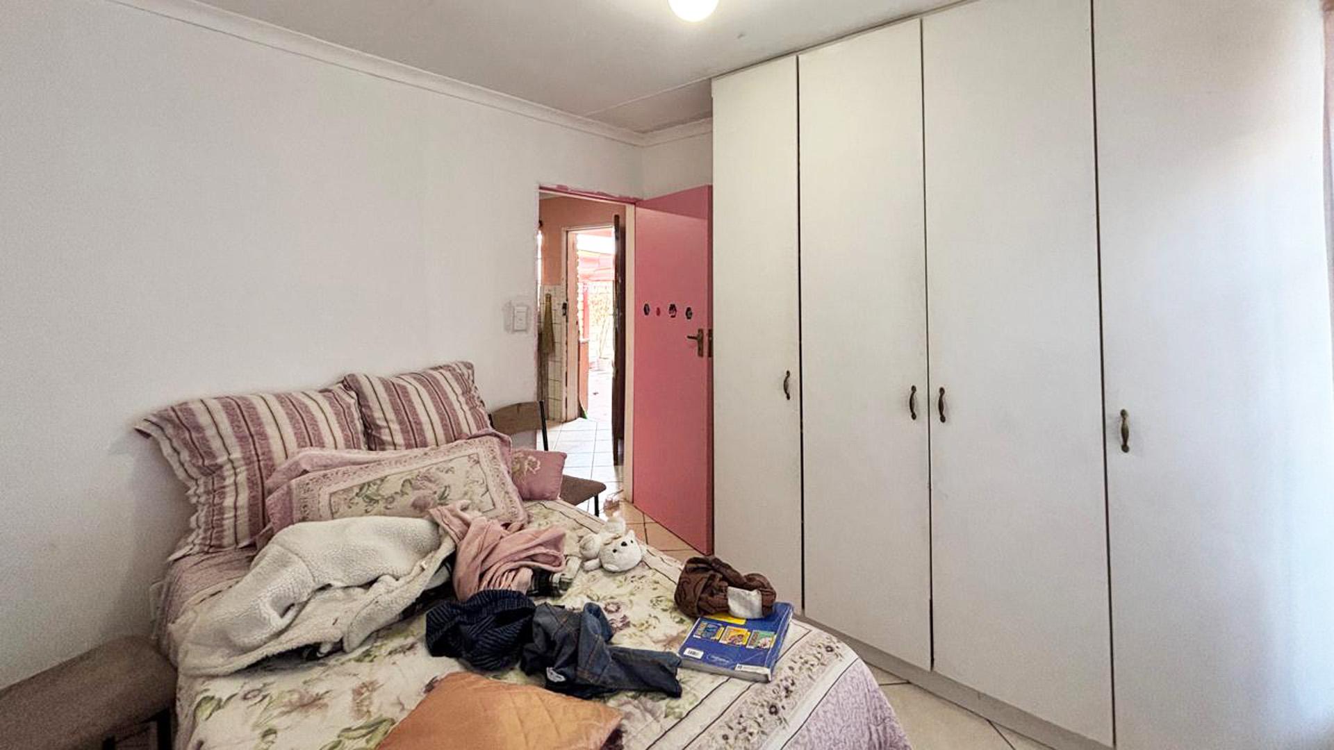 Bed Room 1 of property in Parys