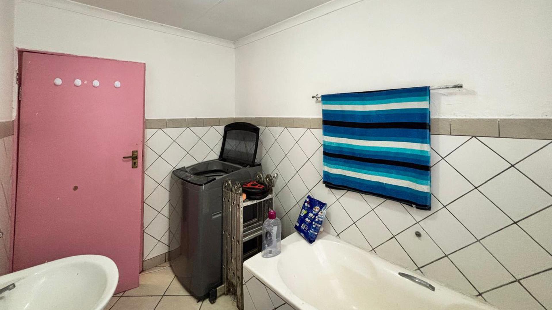 Bathroom 1 of property in Parys