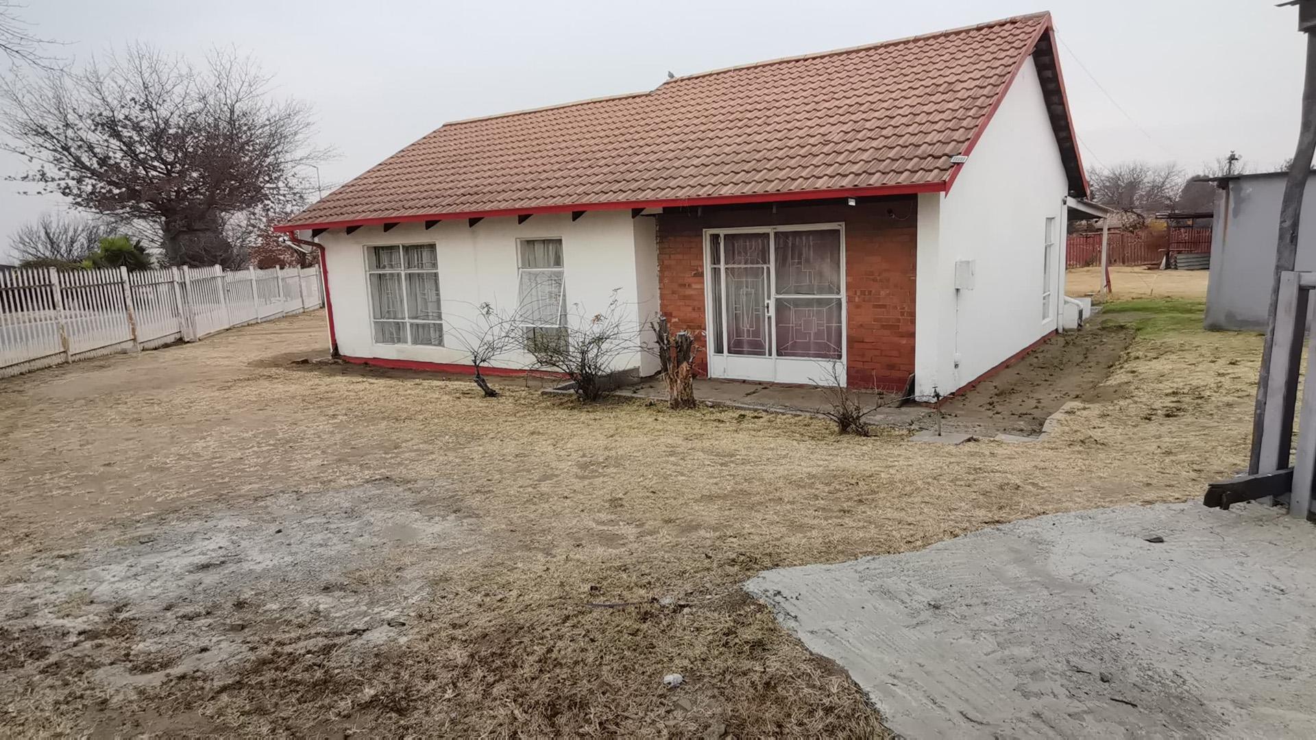 Front View of property in Kinross