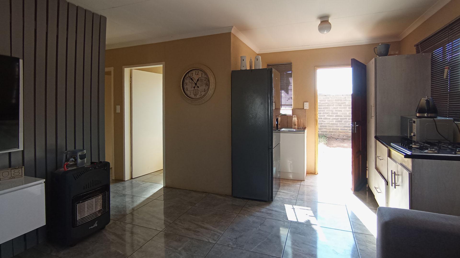 Lounges - 14 square meters of property in Klerksoord