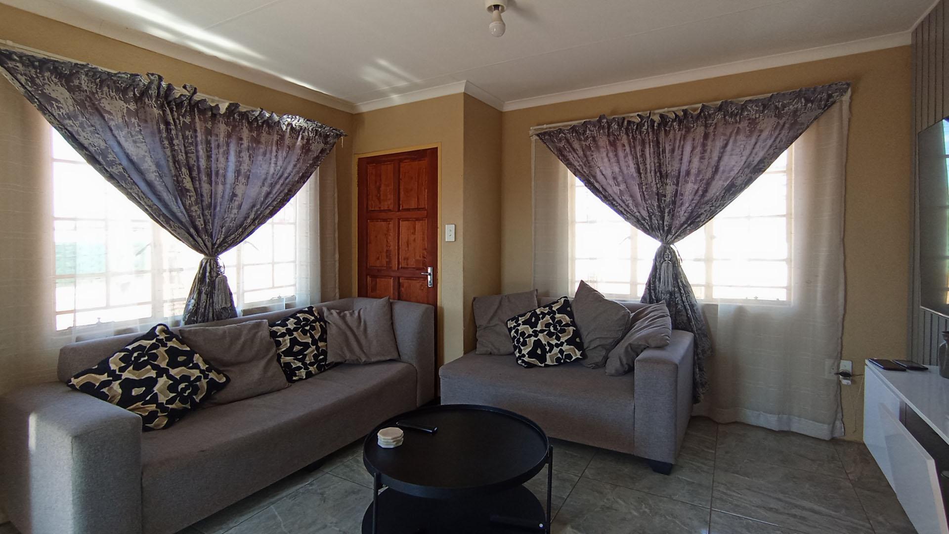 Lounges - 14 square meters of property in Klerksoord