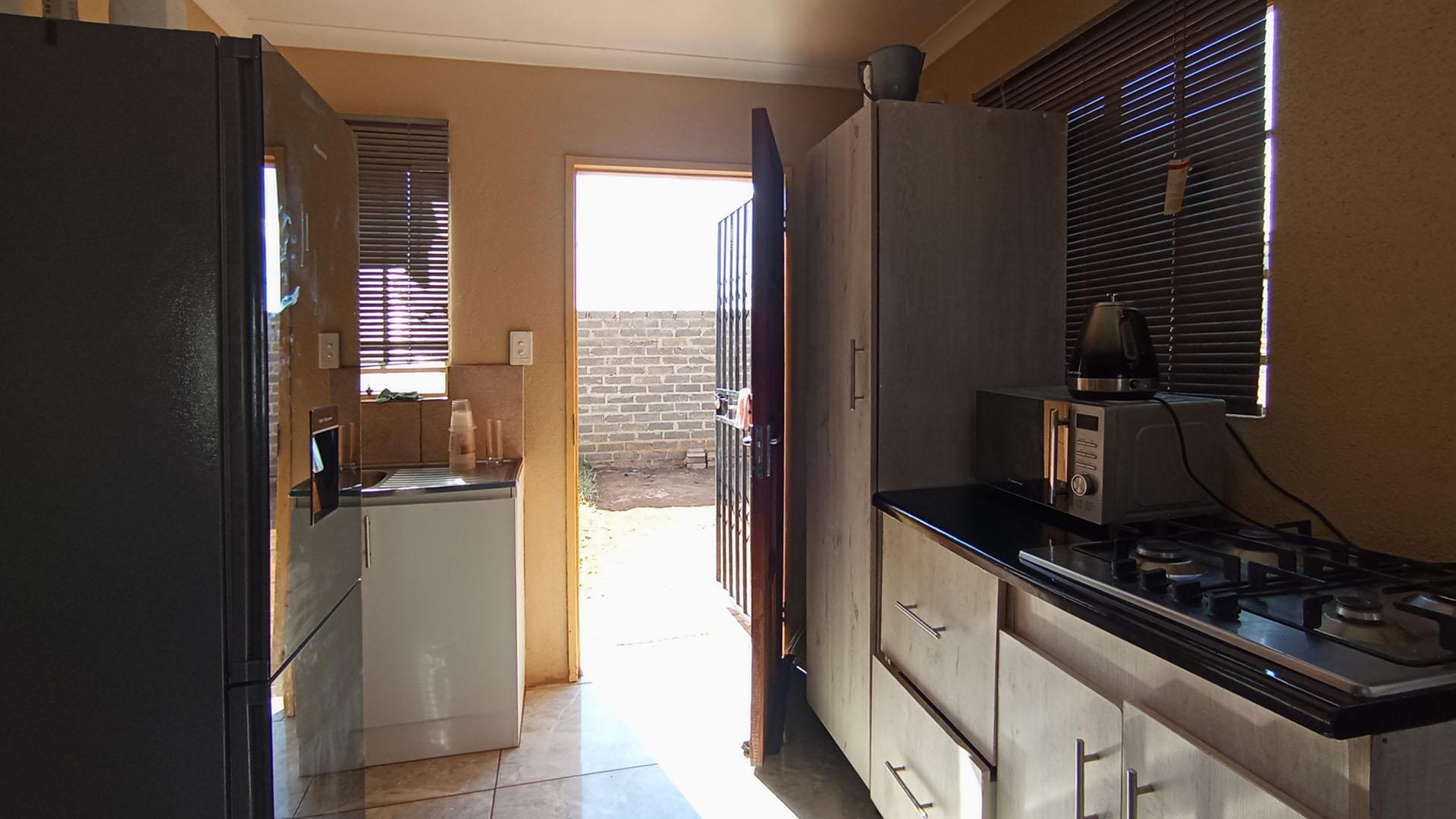 Kitchen - 6 square meters of property in Klerksoord