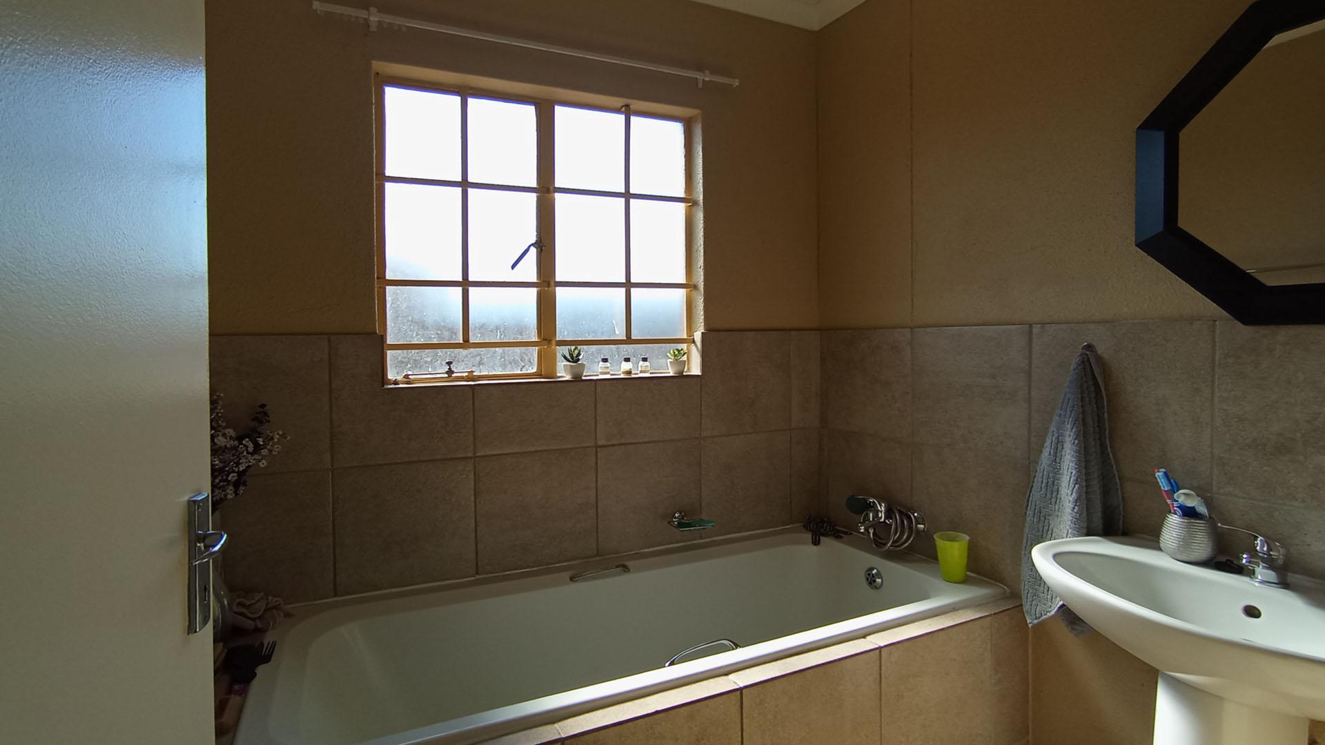 Bathroom 1 - 5 square meters of property in Klerksoord