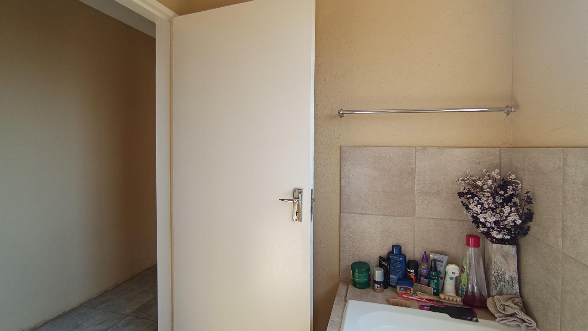 Bathroom 1 - 5 square meters of property in Klerksoord