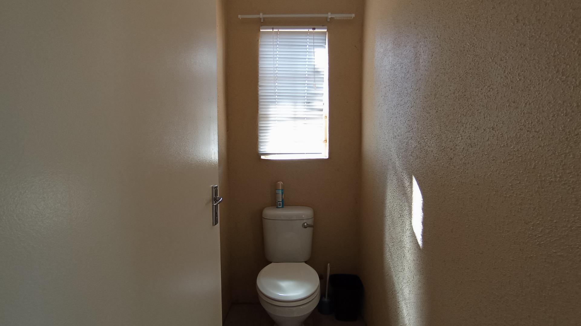 Bathroom 1 - 5 square meters of property in Klerksoord