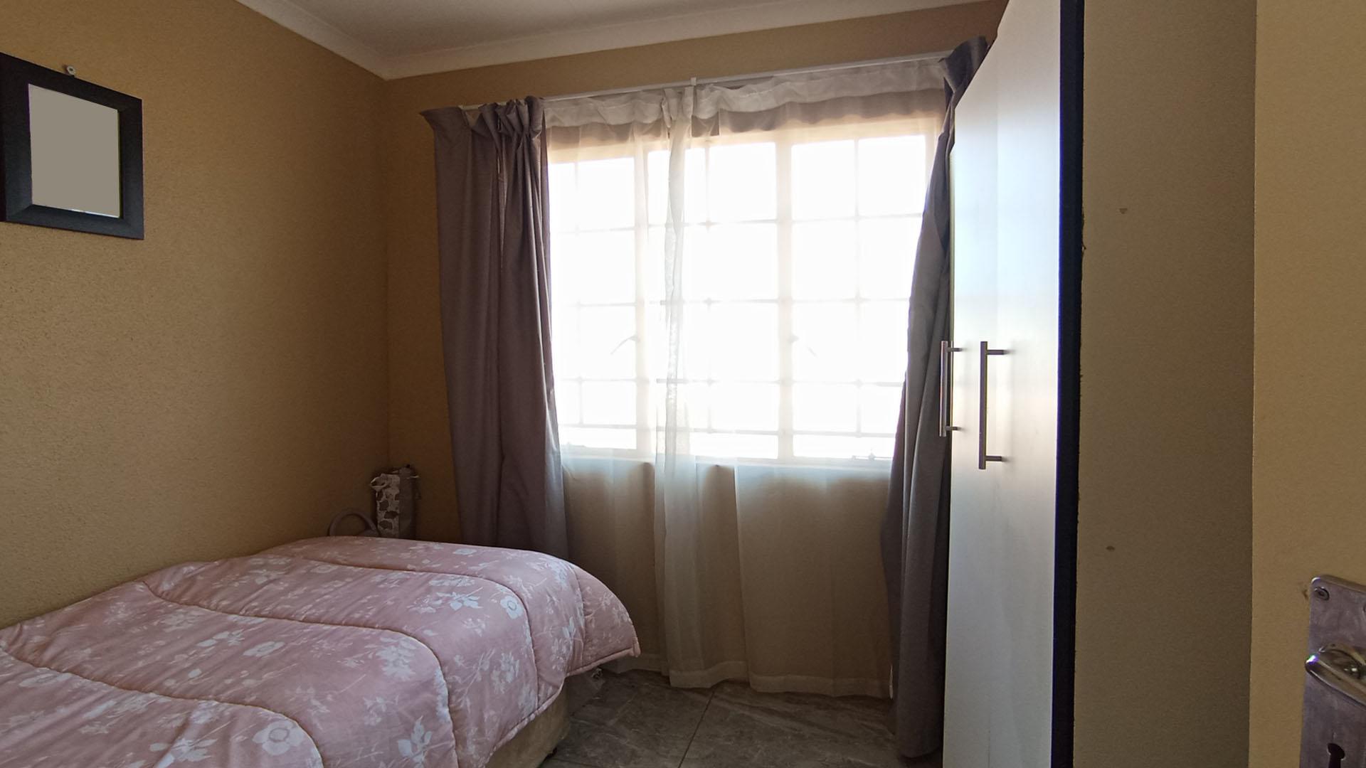 Bed Room 2 - 7 square meters of property in Klerksoord