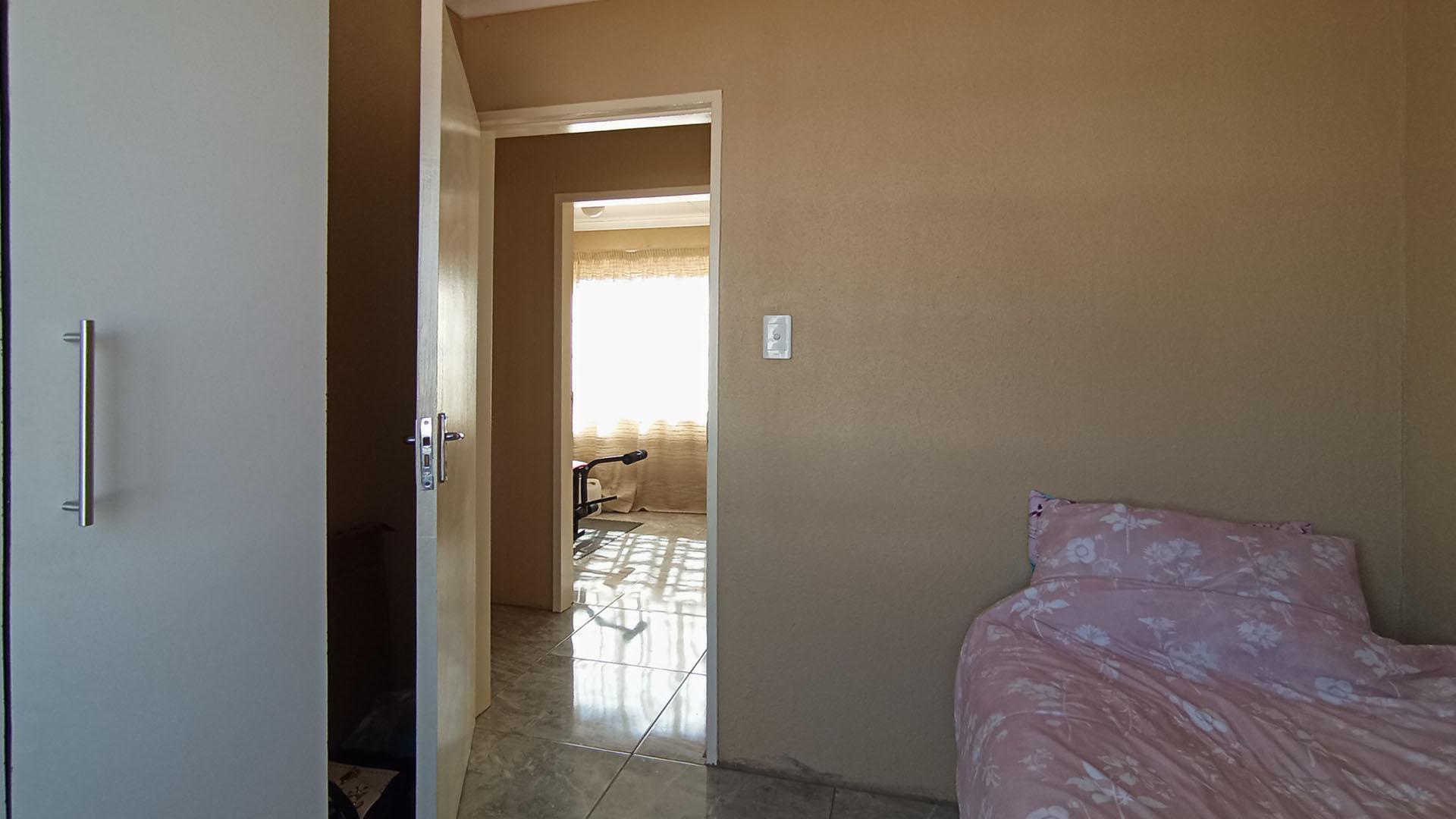 Bed Room 2 - 7 square meters of property in Klerksoord