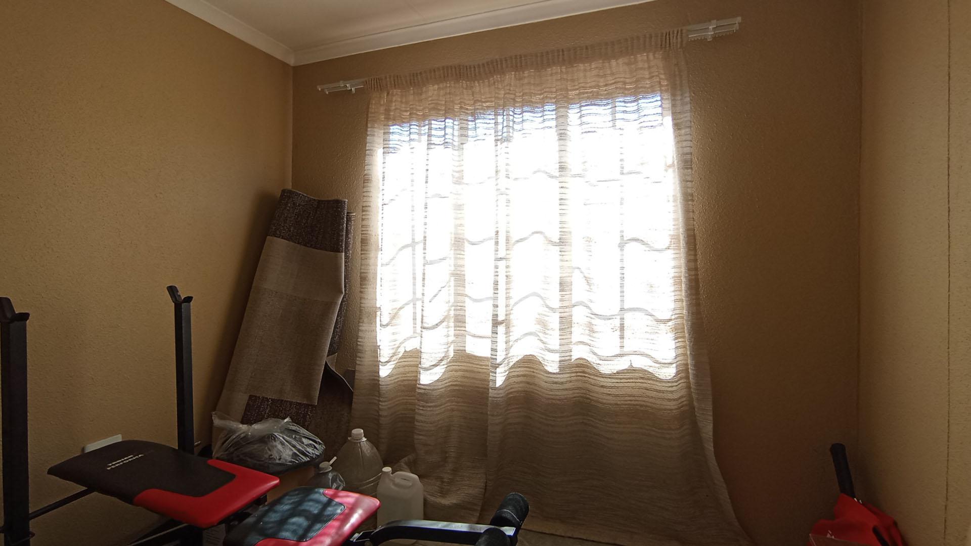 Bed Room 1 - 7 square meters of property in Klerksoord