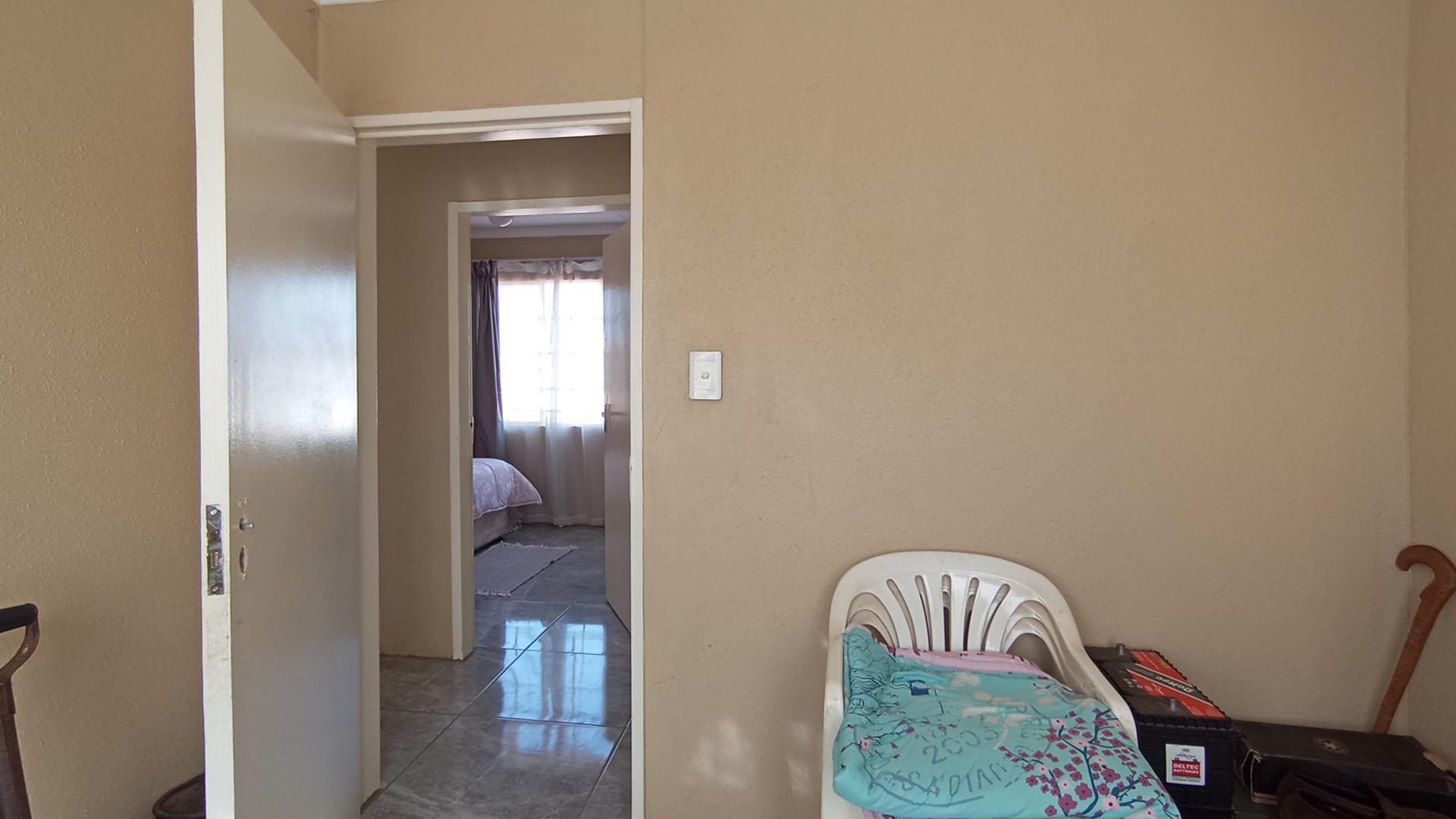 Bed Room 1 - 7 square meters of property in Klerksoord