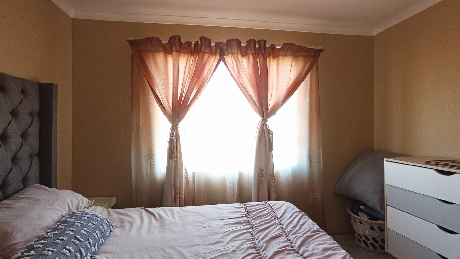 Bed Room 3 - 14 square meters of property in Klerksoord