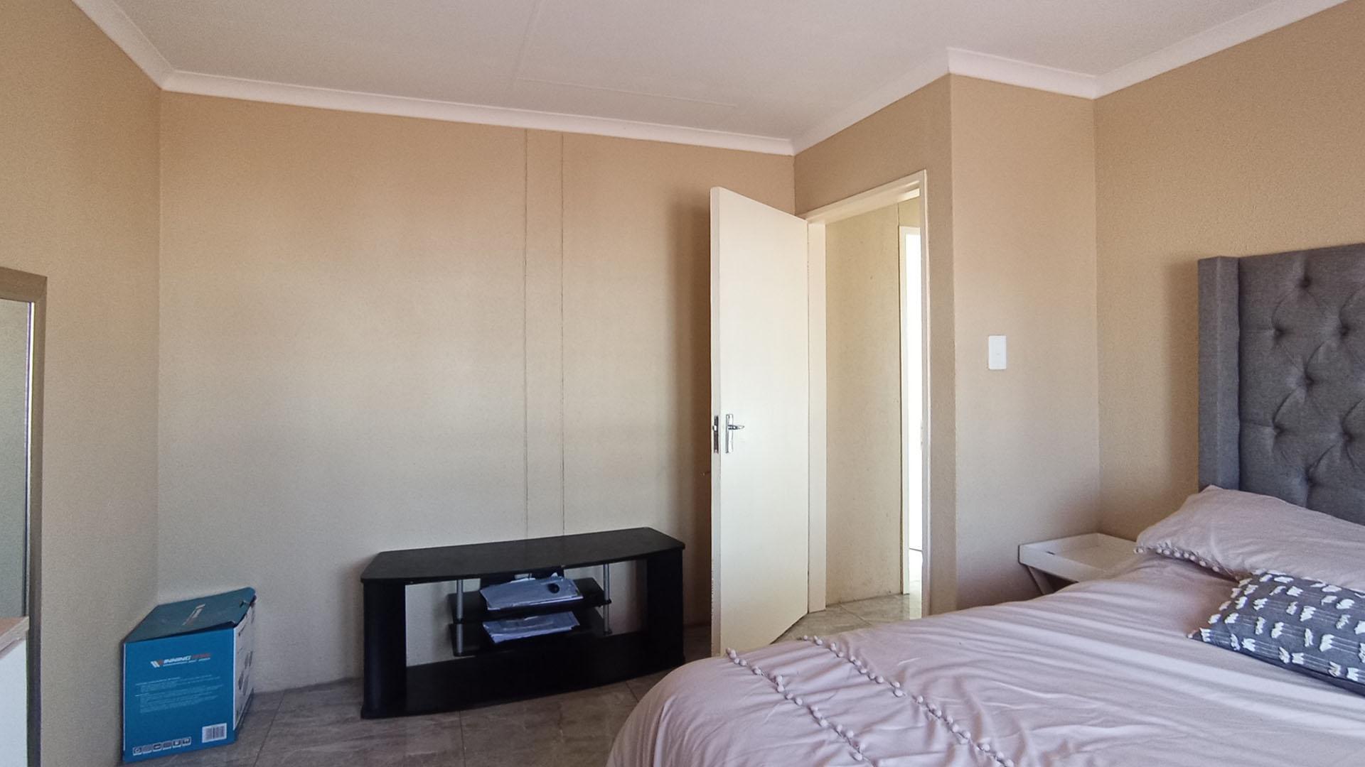 Bed Room 3 - 14 square meters of property in Klerksoord