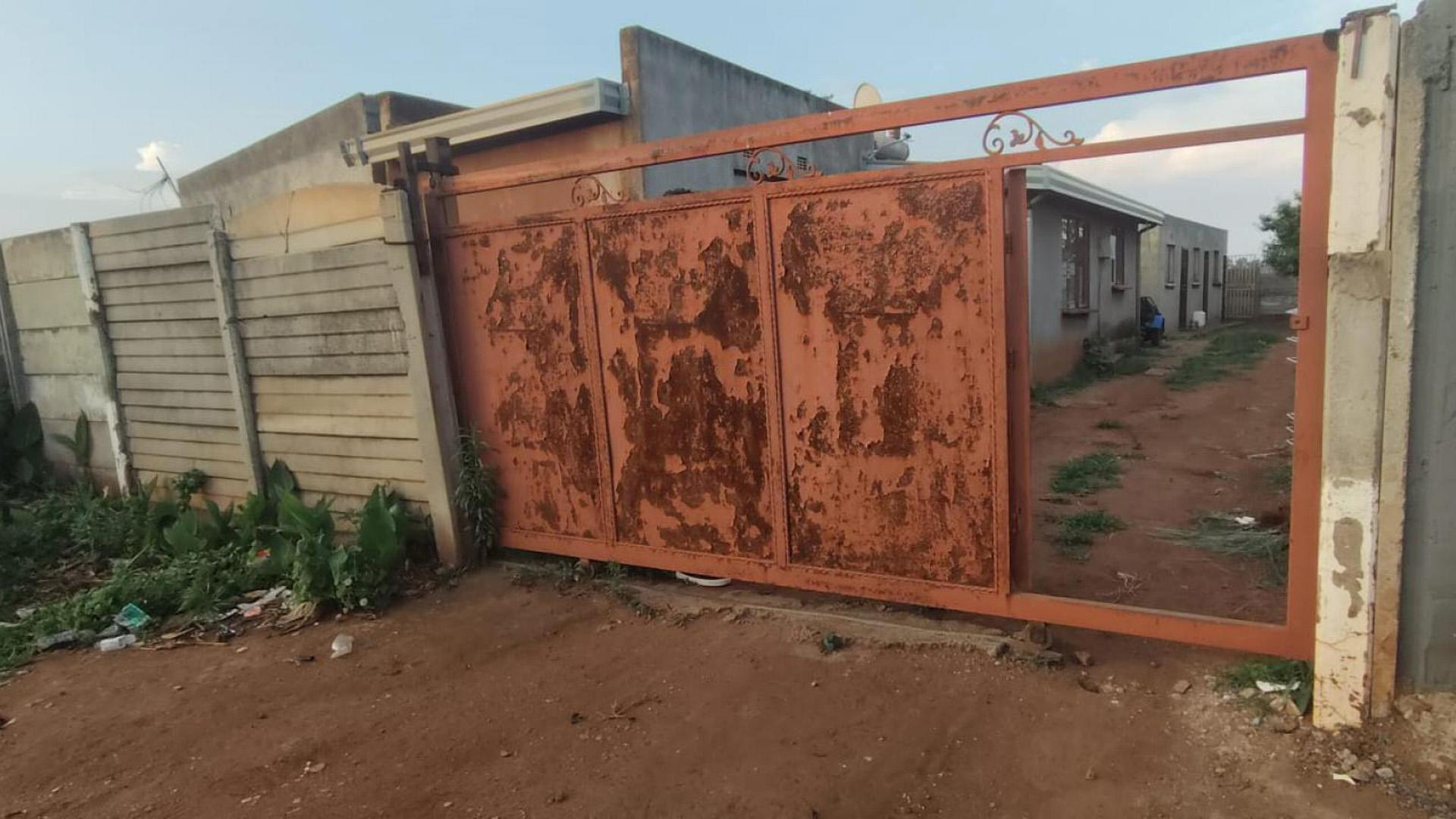 Front View of property in Rondebult