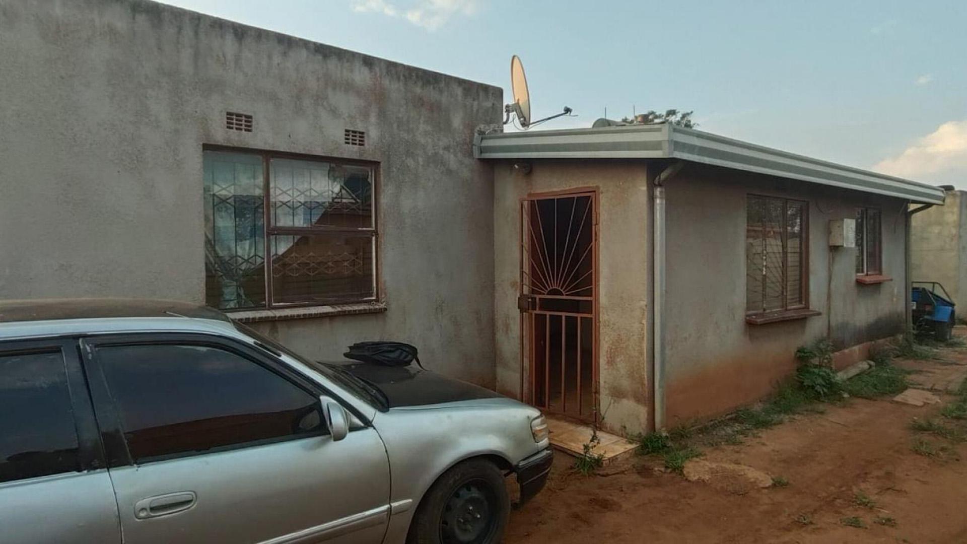 Front View of property in Rondebult