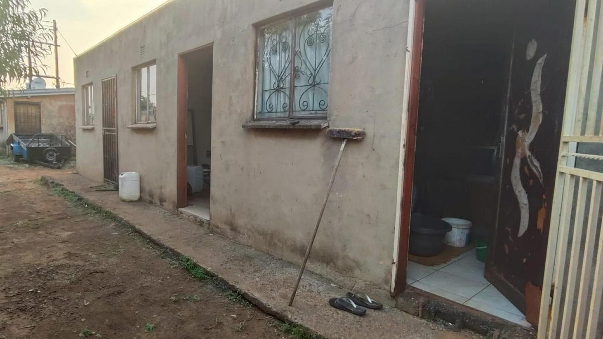 Front View of property in Rondebult