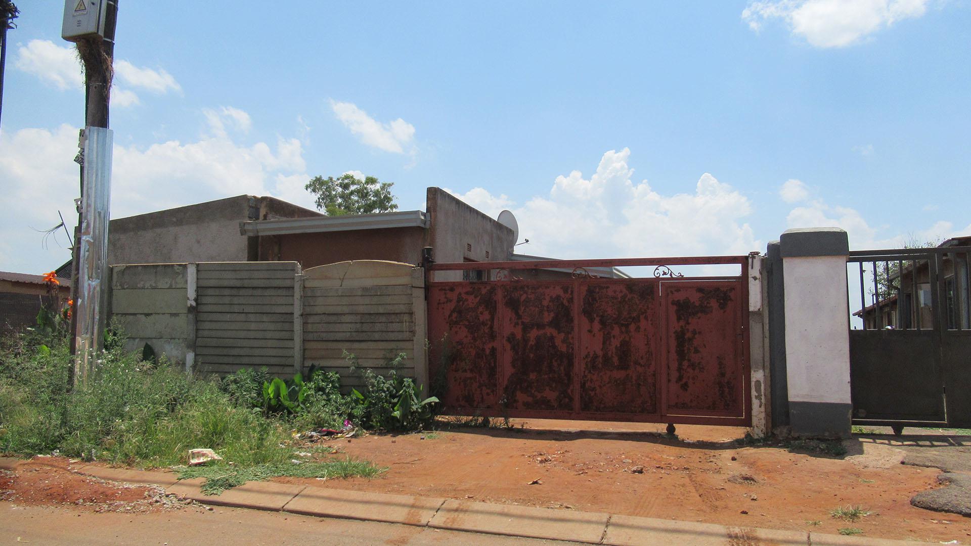 Front View of property in Rondebult