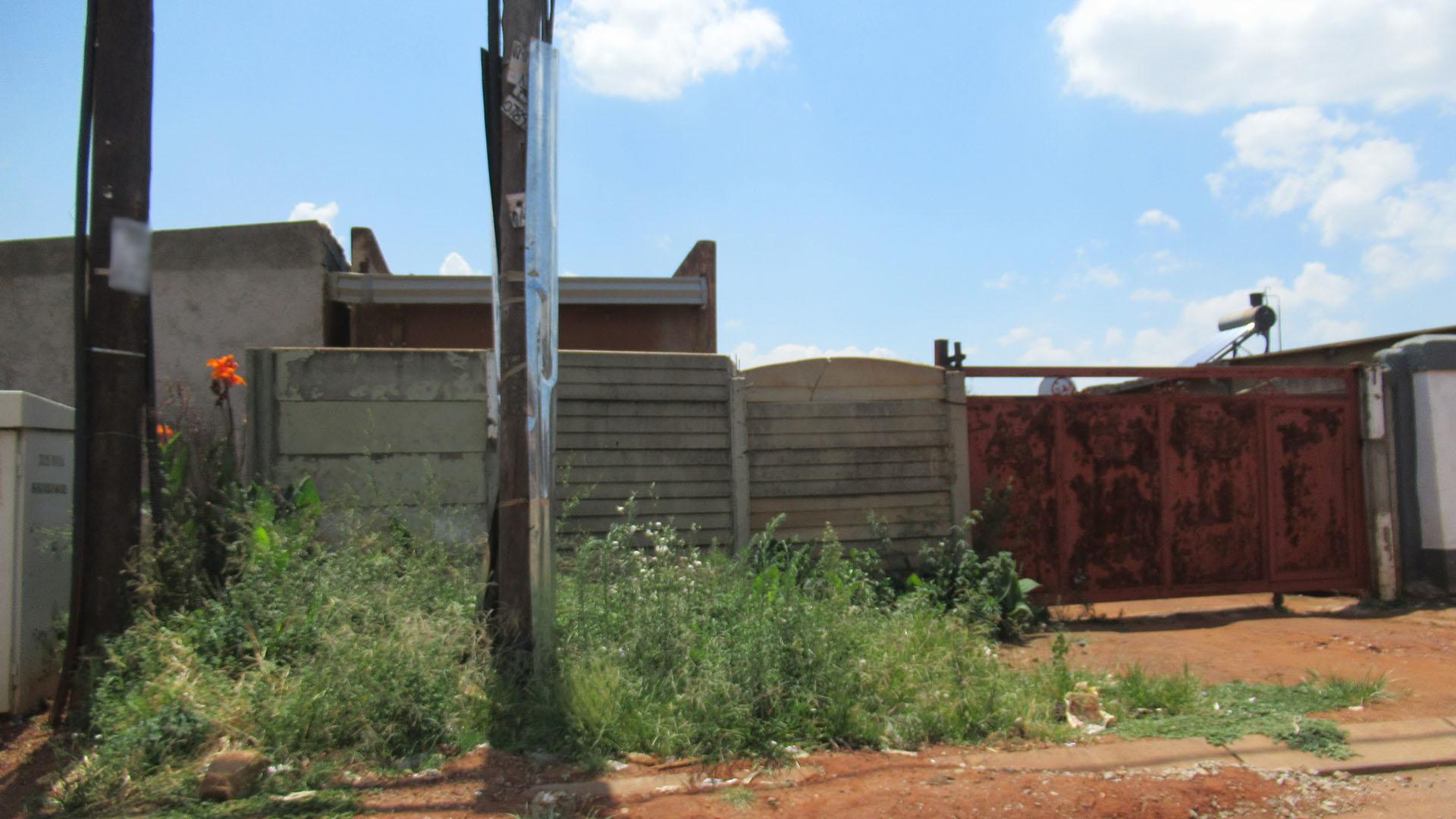 Front View of property in Rondebult