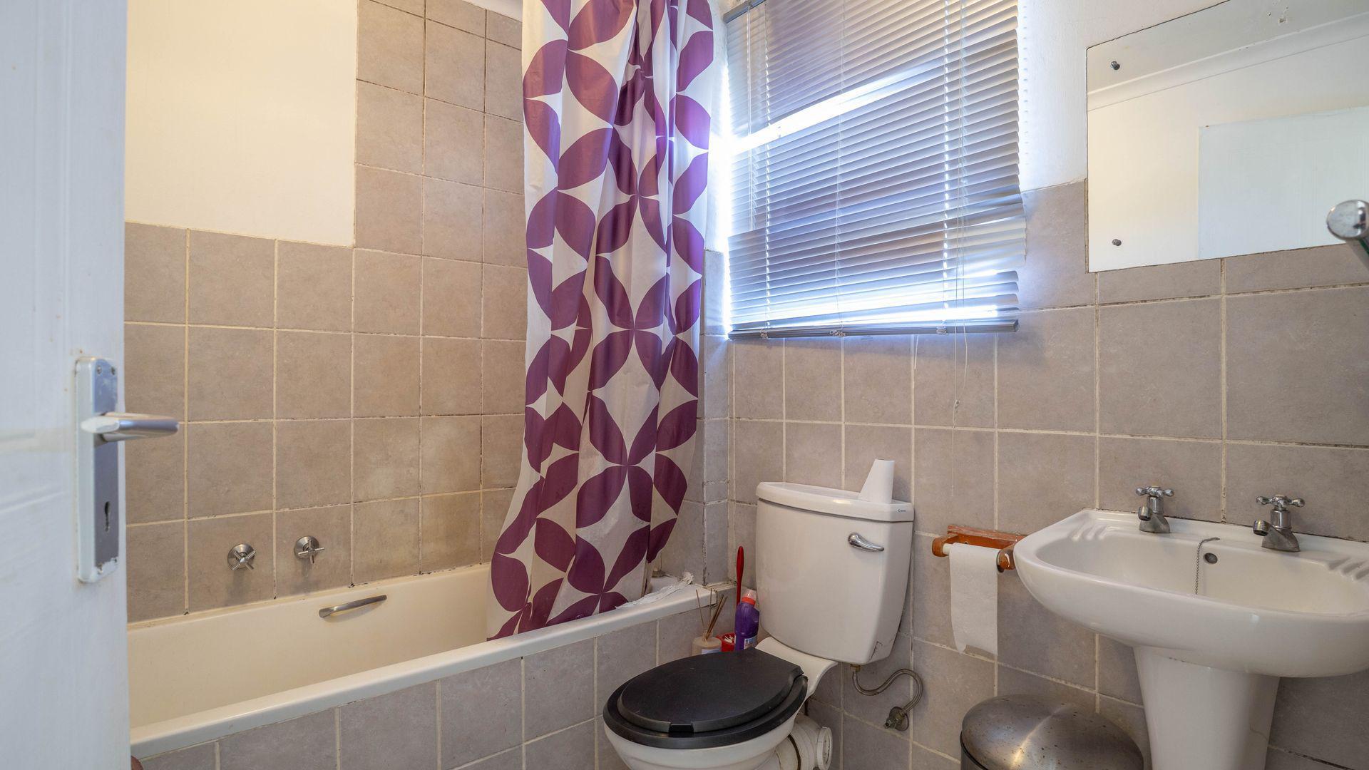 Bathroom 1 of property in Pinelands