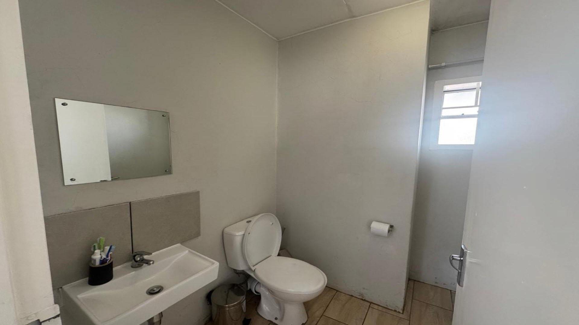 Bathroom 1 - 4 square meters of property in South Hills