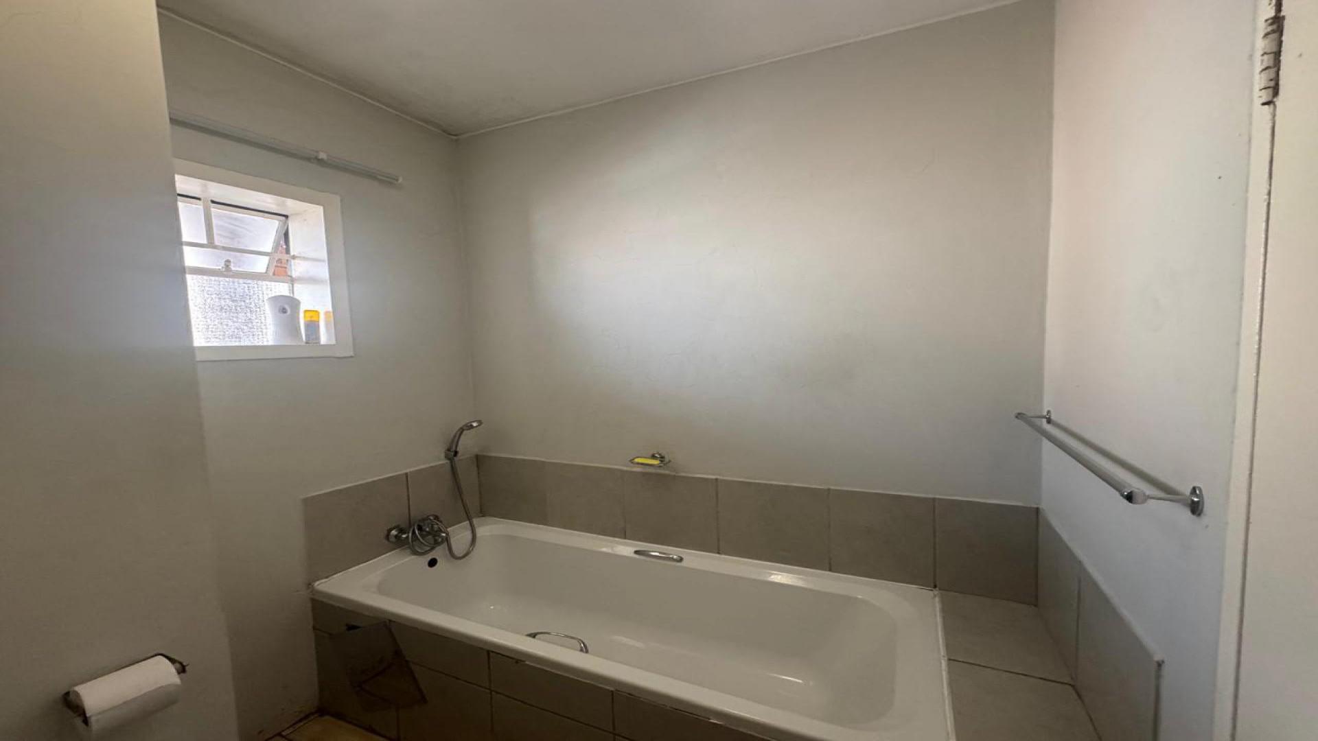Bathroom 1 - 4 square meters of property in South Hills