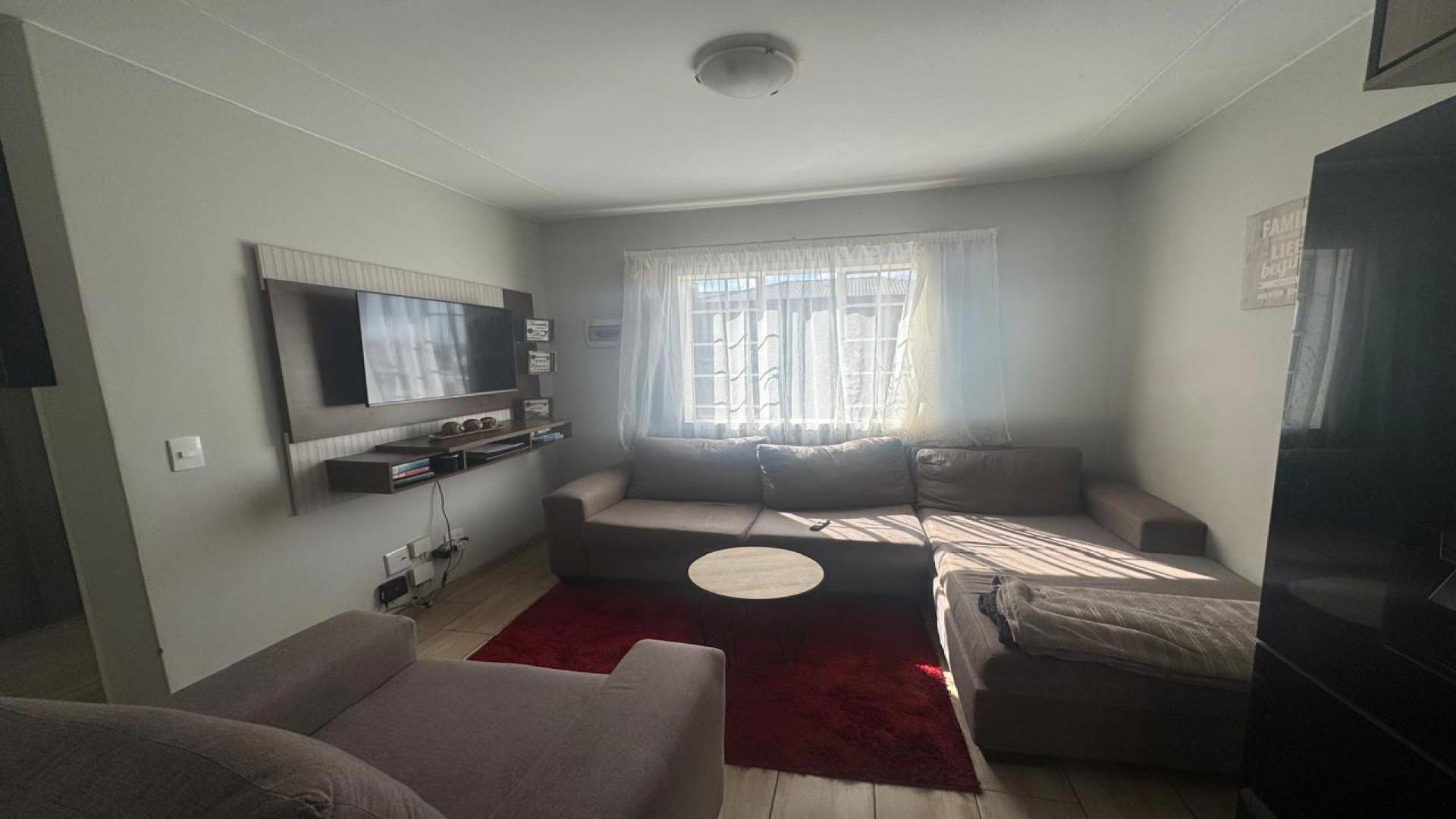 Lounges - 9 square meters of property in South Hills