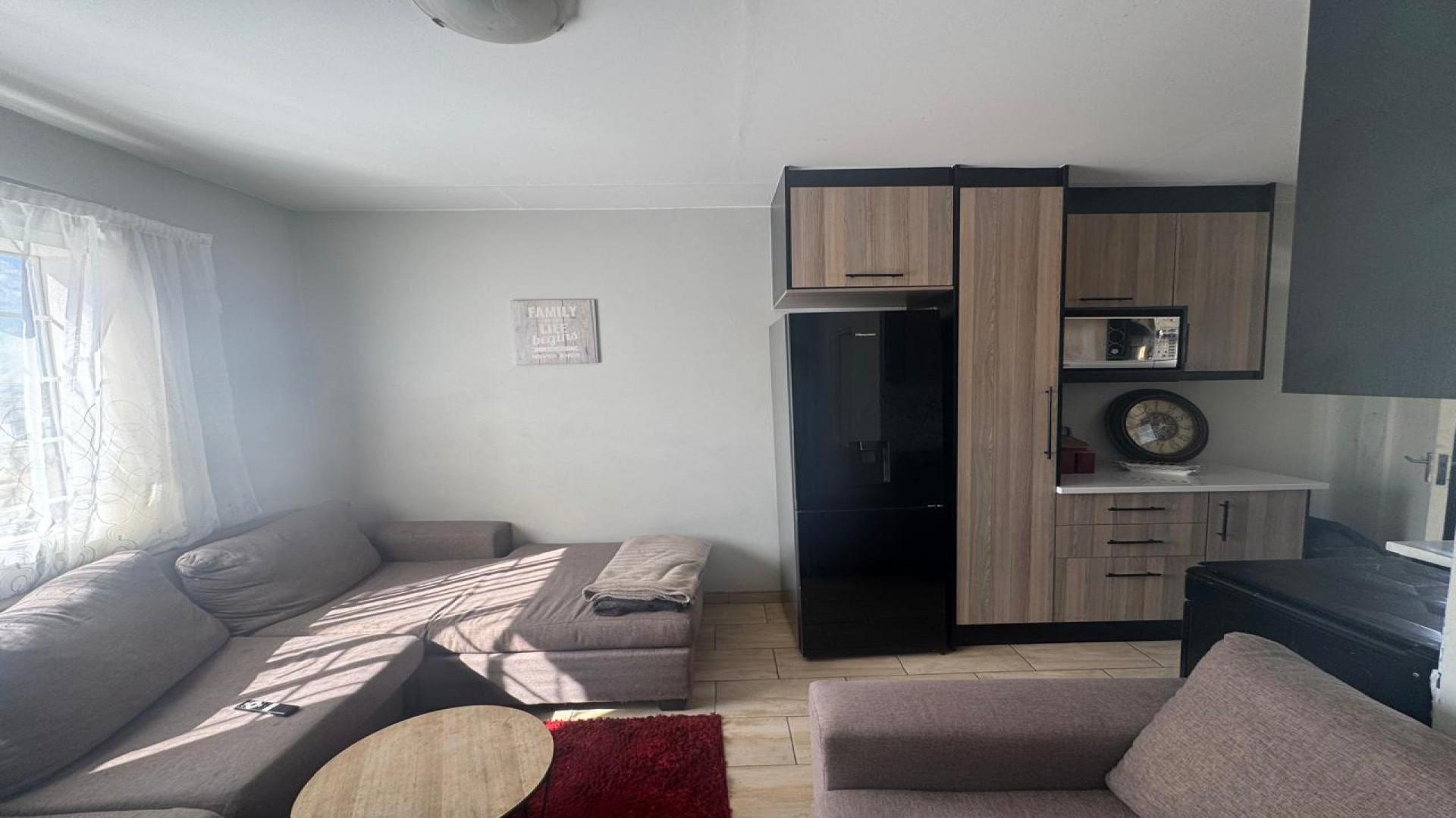 Lounges - 9 square meters of property in South Hills