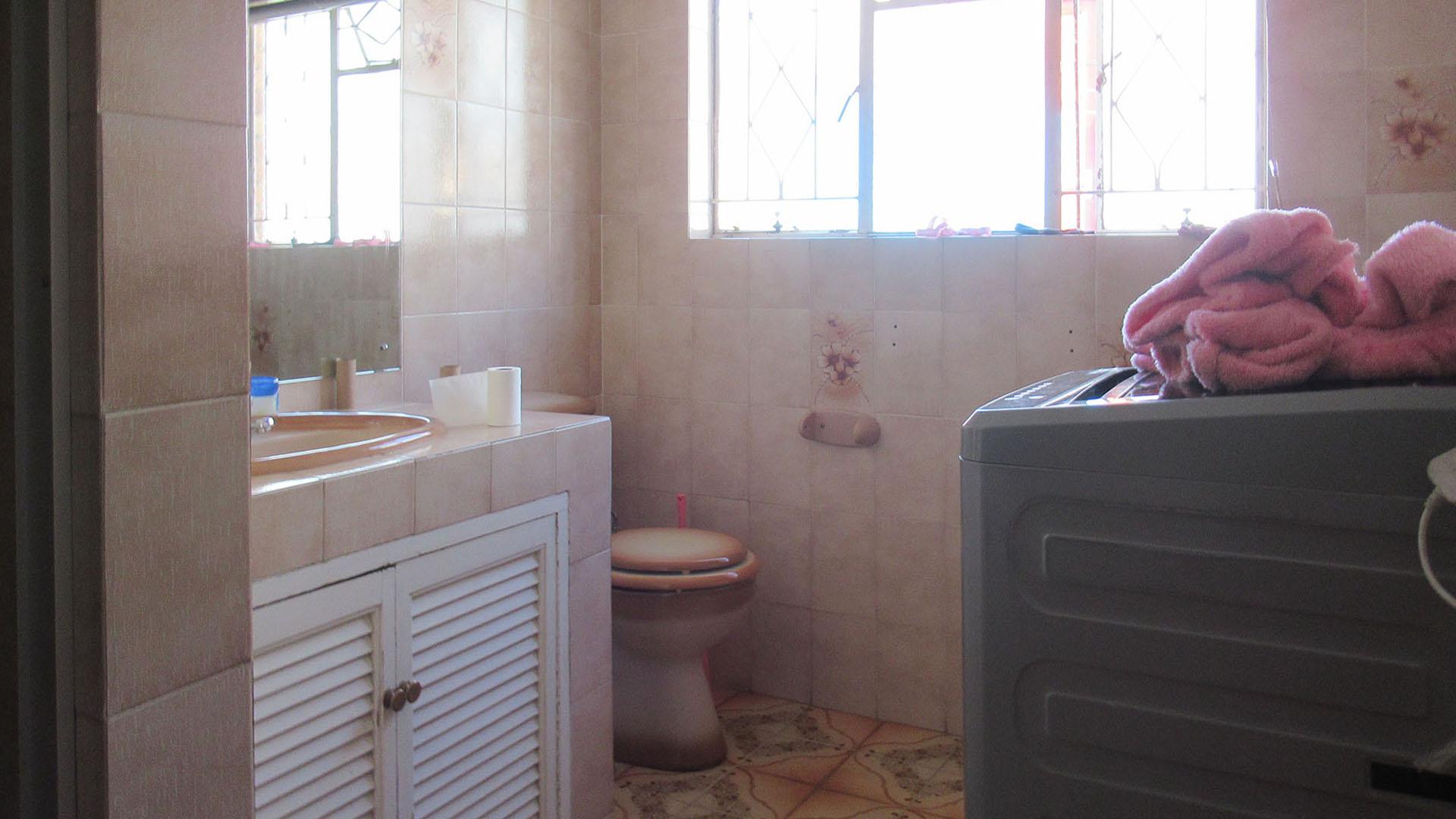 Bathroom 1 - 10 square meters of property in Rewlatch