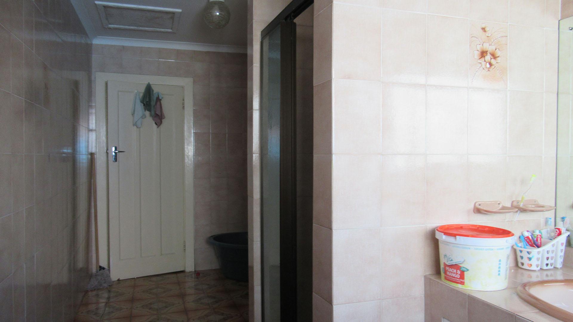 Bathroom 1 - 10 square meters of property in Rewlatch