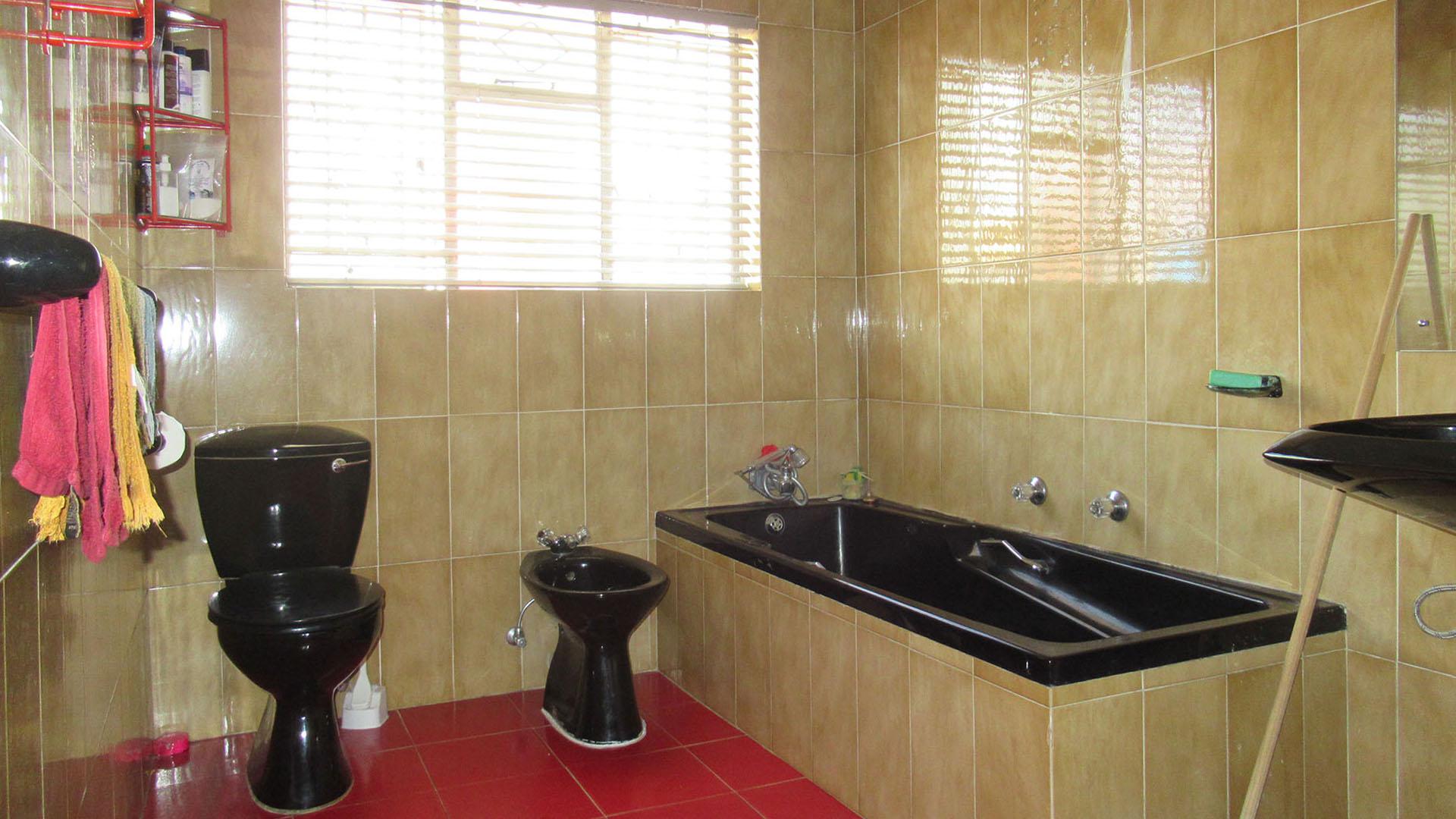 Bathroom 2 - 9 square meters of property in Rewlatch