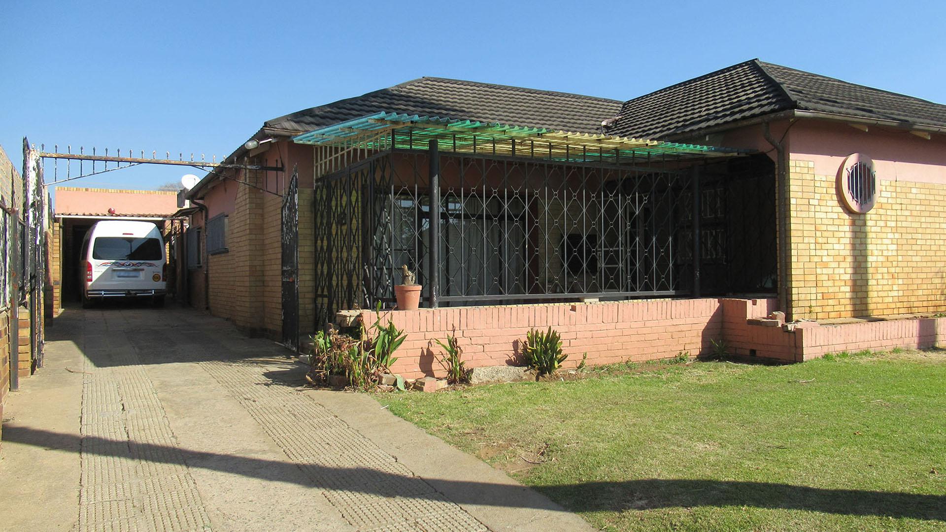 Front View of property in Rewlatch