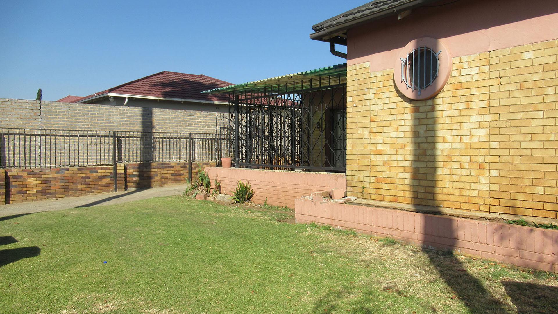 Front View of property in Rewlatch