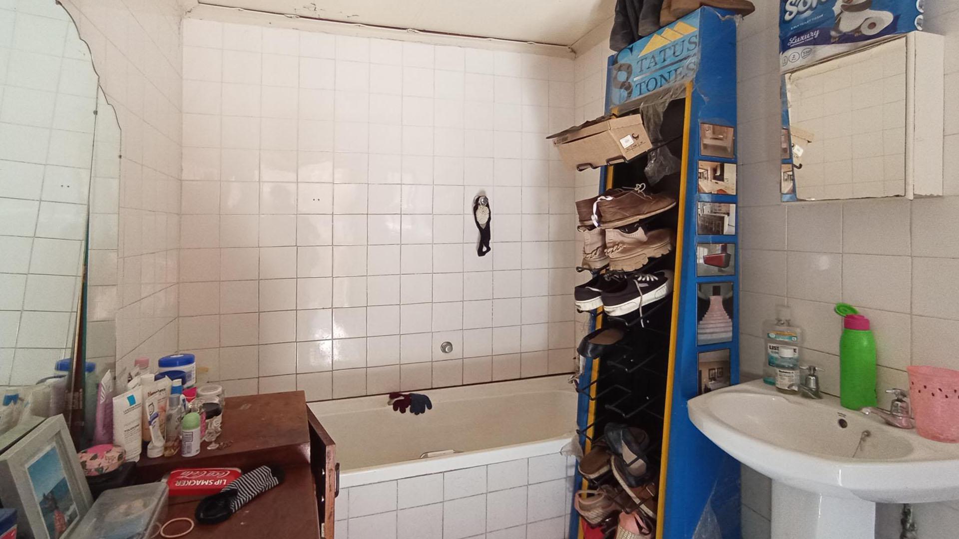 Staff Bathroom - 7 square meters of property in Moreletapark