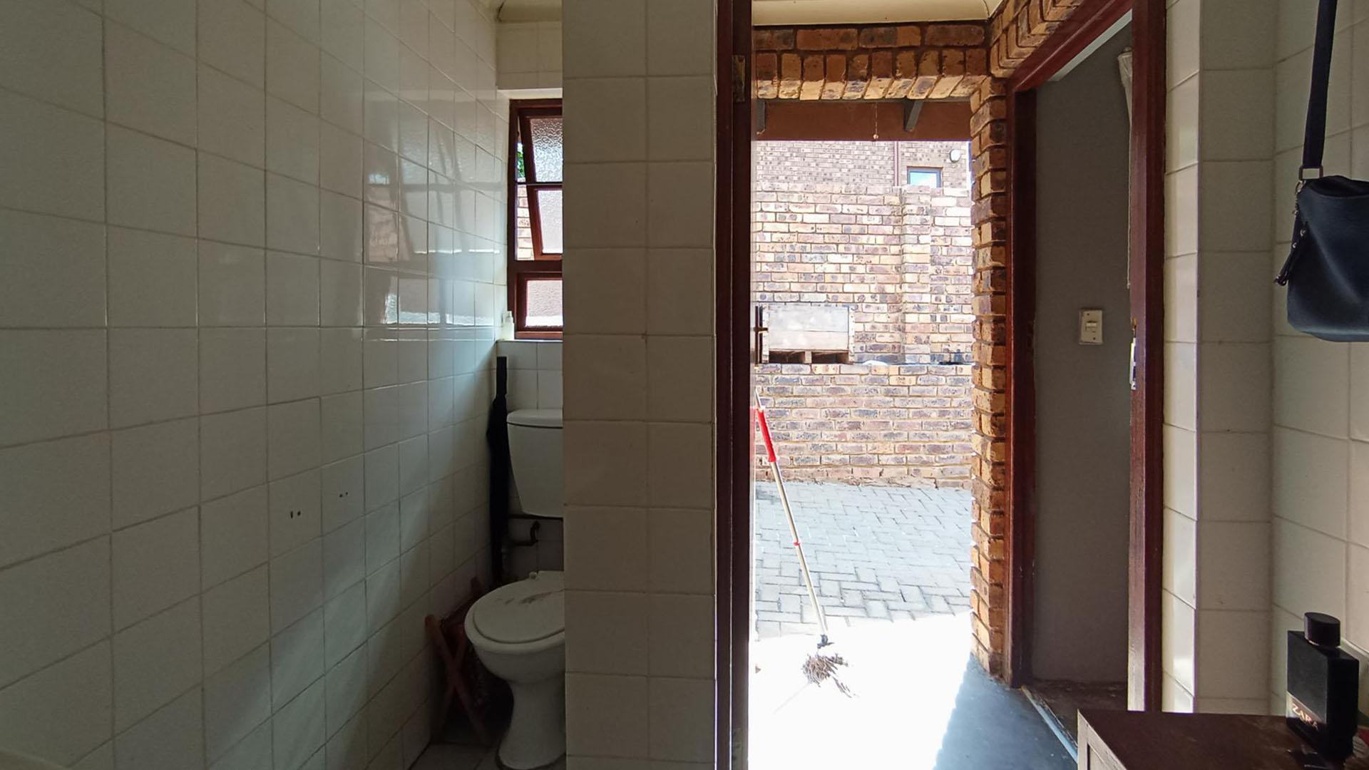 Staff Bathroom - 7 square meters of property in Moreletapark