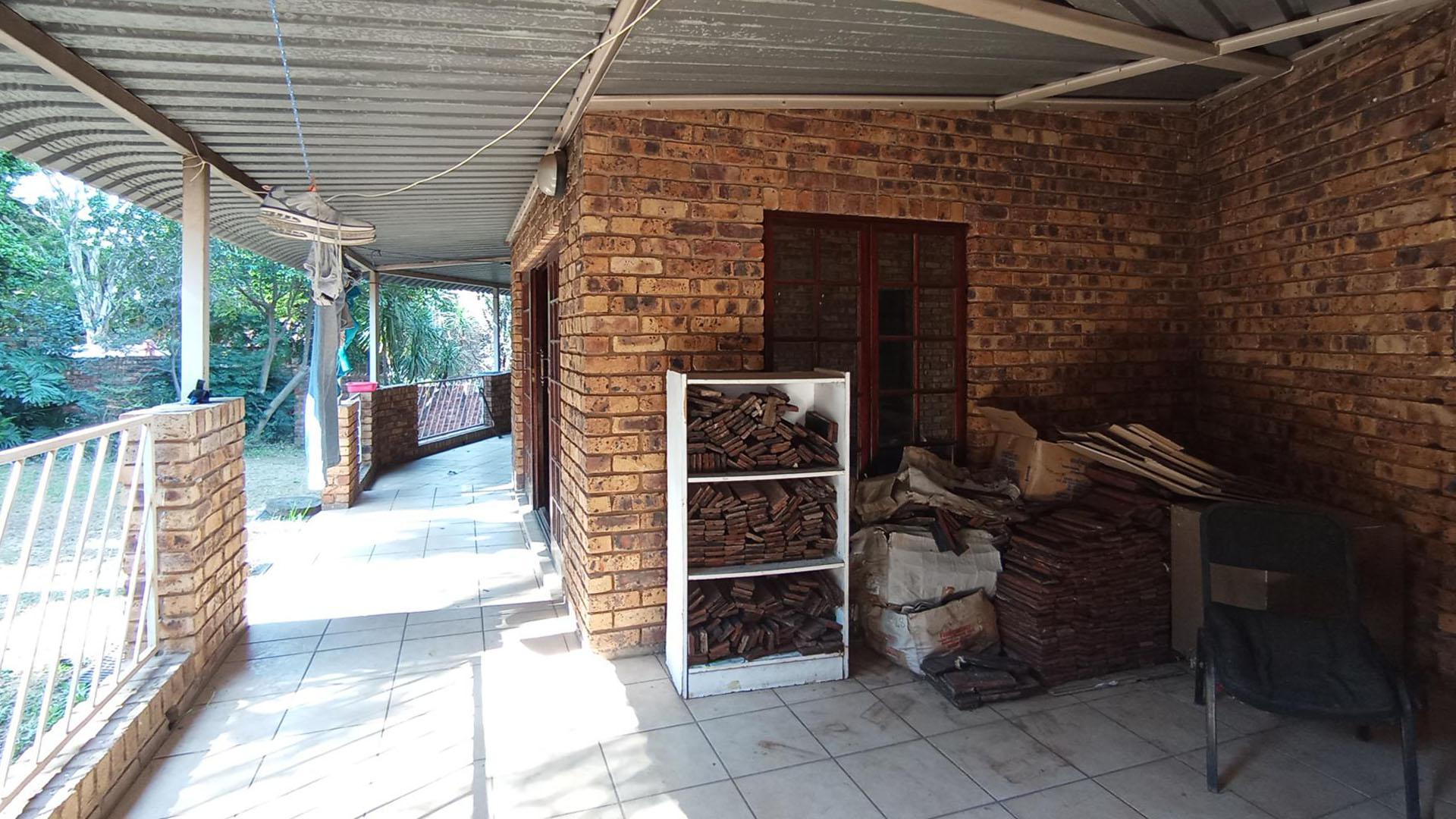 Patio - 97 square meters of property in Moreletapark