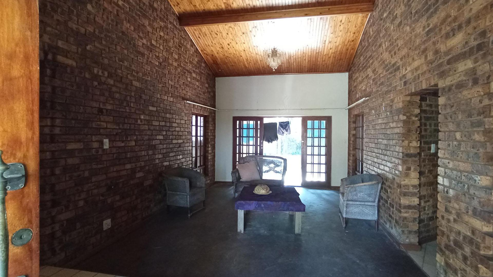 Lounges - 71 square meters of property in Moreletapark