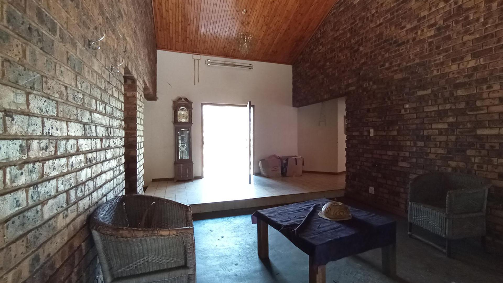 Lounges - 71 square meters of property in Moreletapark