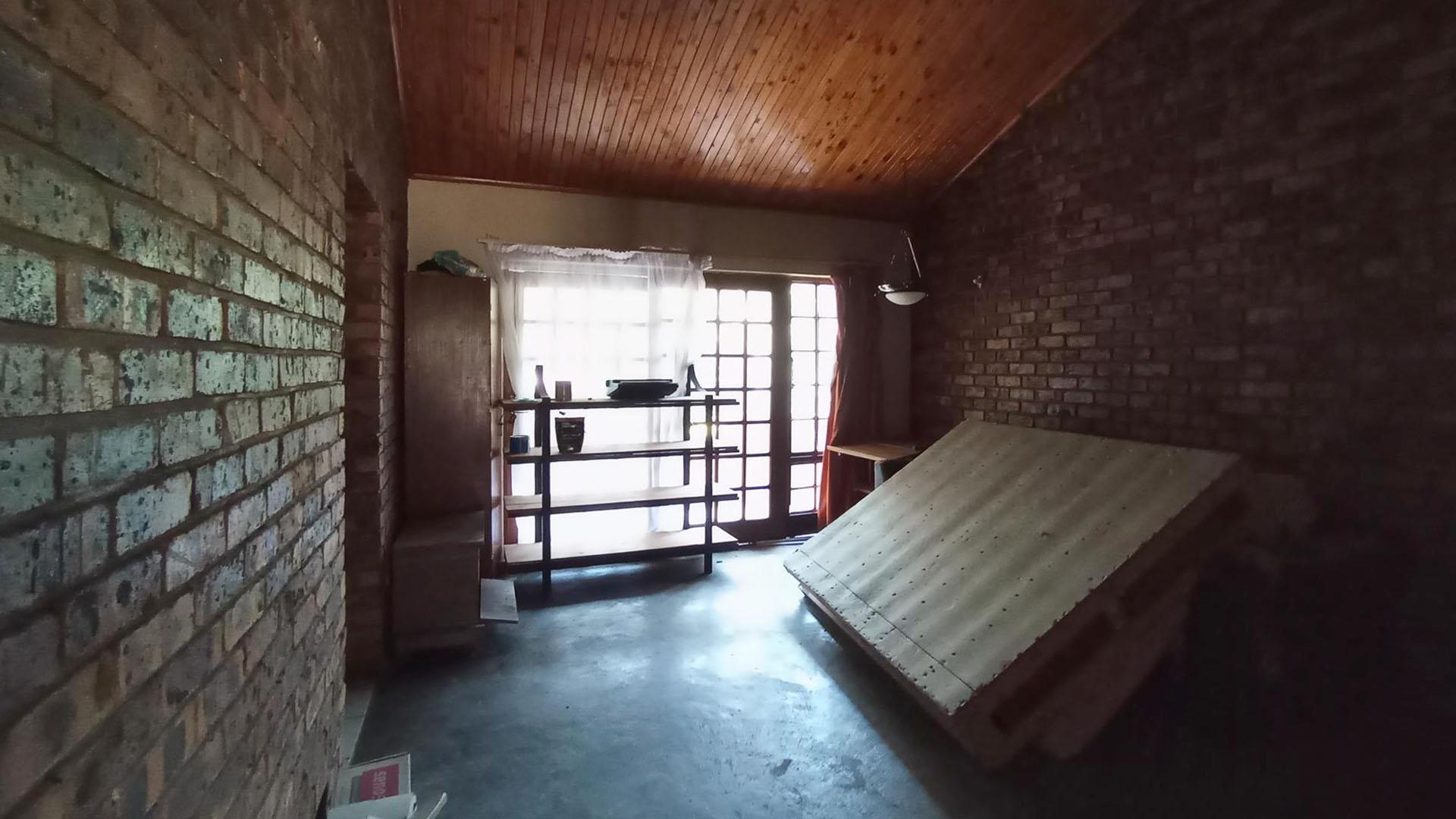 Lounges - 71 square meters of property in Moreletapark